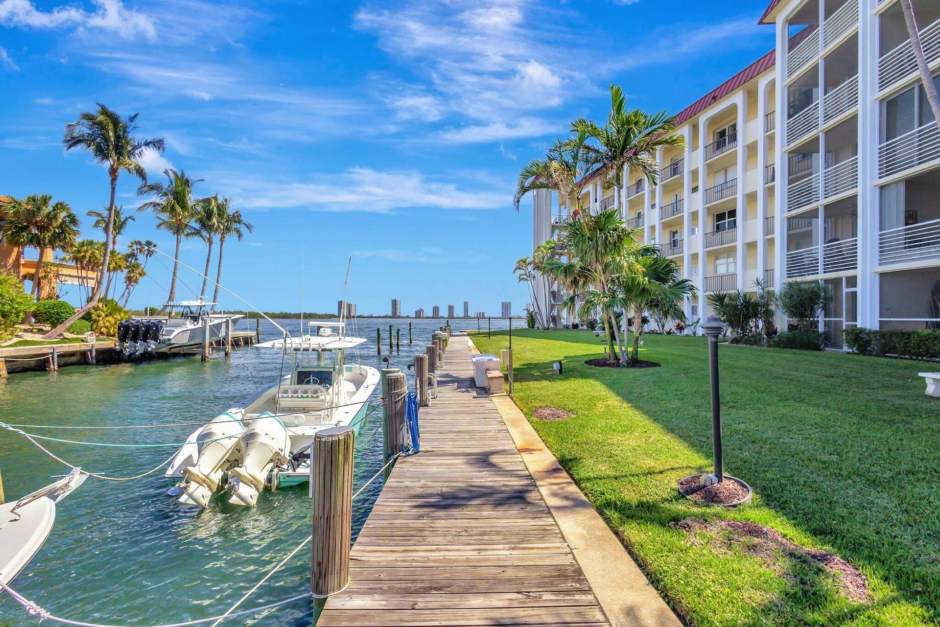 105 Paradise Harbour Boulevard, #109, North Palm Beach, FL 33408 docks