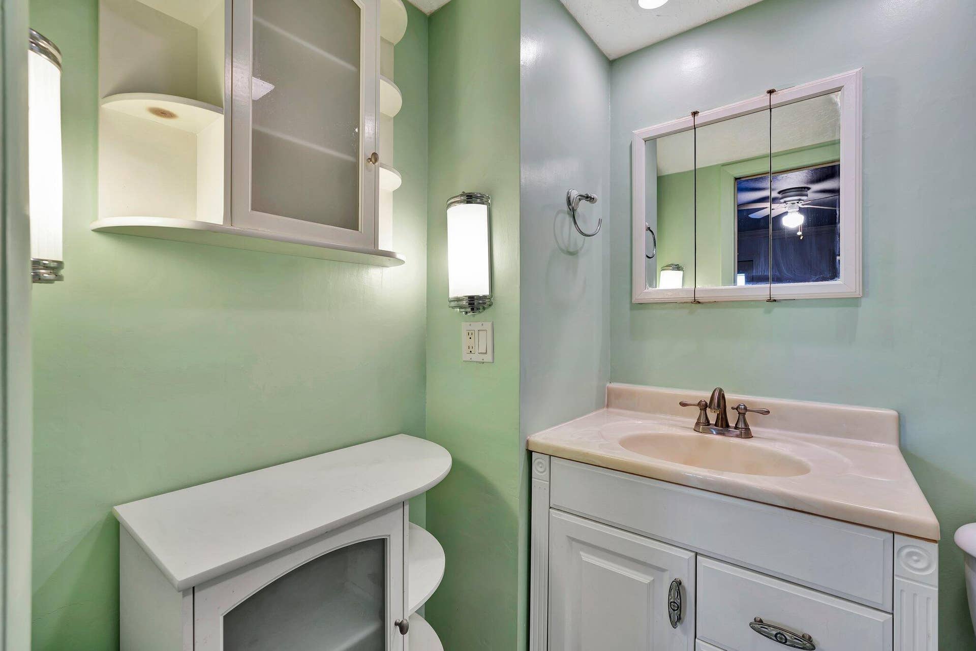 121 Wettaw Lane, #211, North Palm Beach, FL 33408 master bath