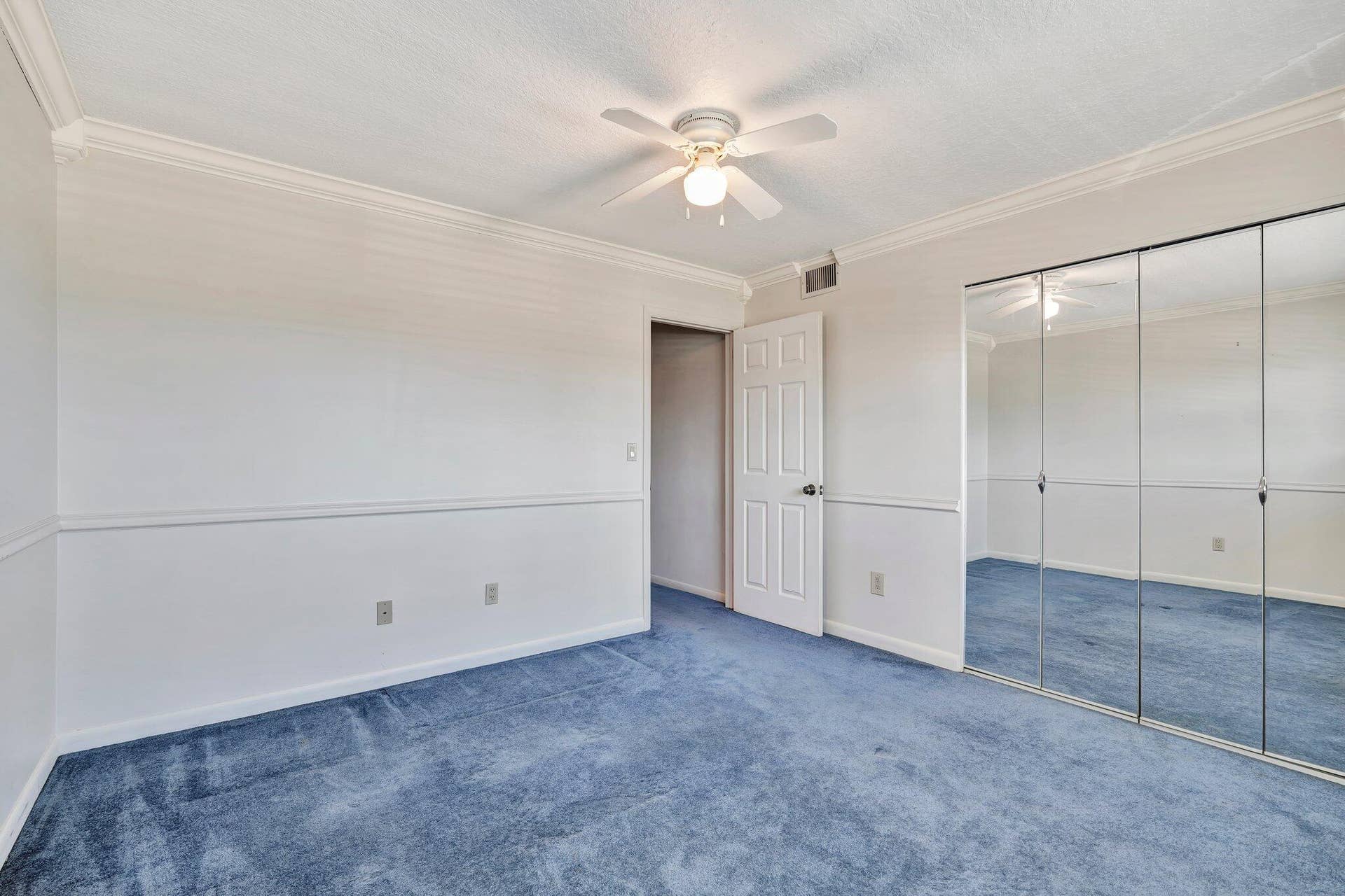 121 Wettaw Lane, #211, North Palm Beach, FL 33408 guest bed