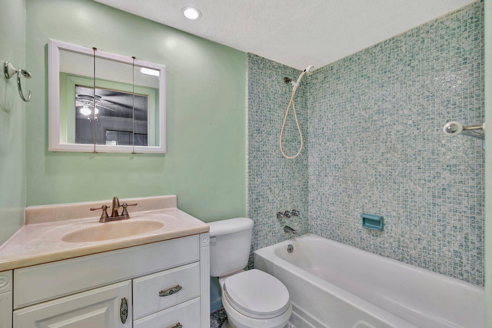 121 Wettaw Lane, #211, North Palm Beach, FL 33408 master bath