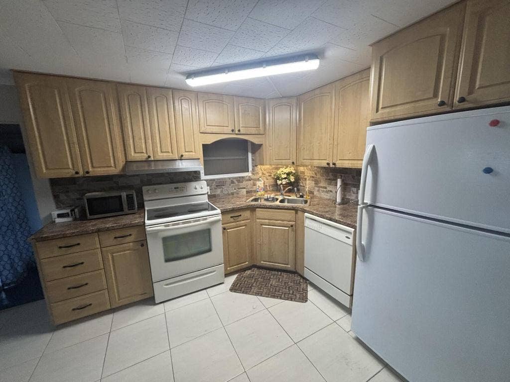 562 NE 47th St, Lot 393, Deerfield Beach, FL 33064 562 NE 47th St, Lot 393, Deerfield Beach, FL 33064
