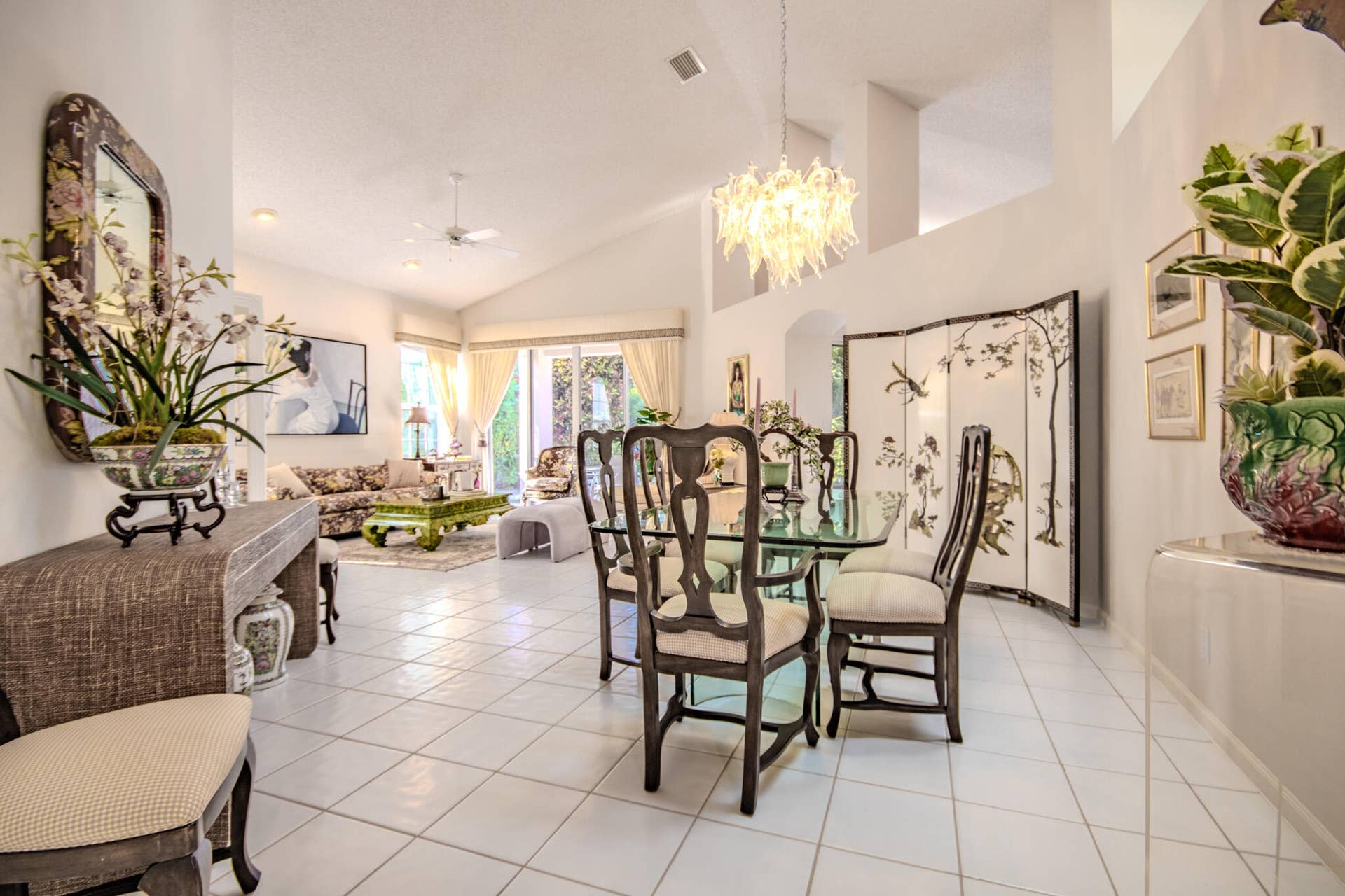 Volume ceilings dining area