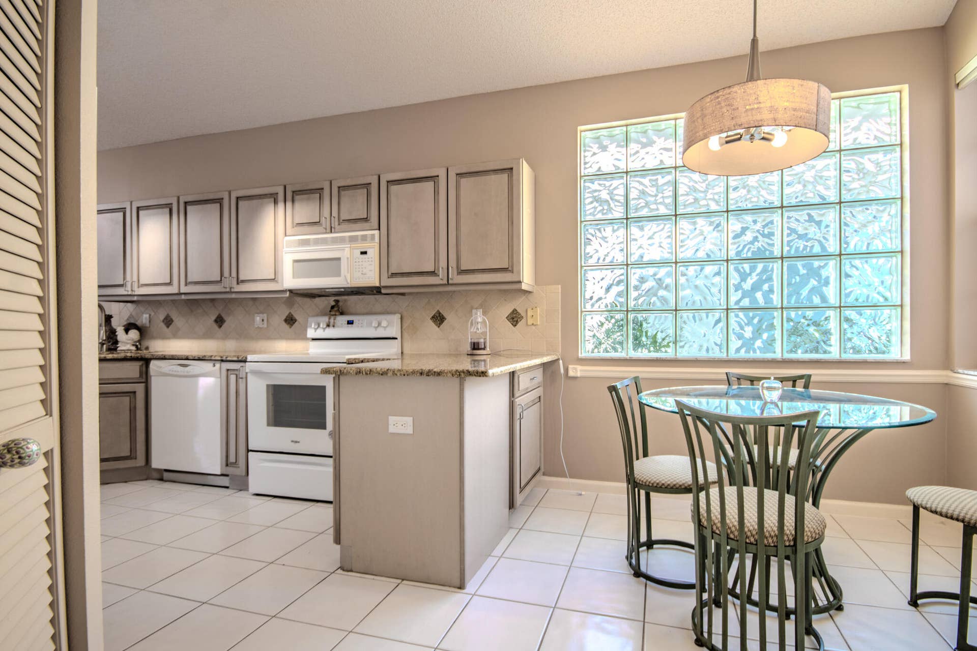 Eat-in kitchen