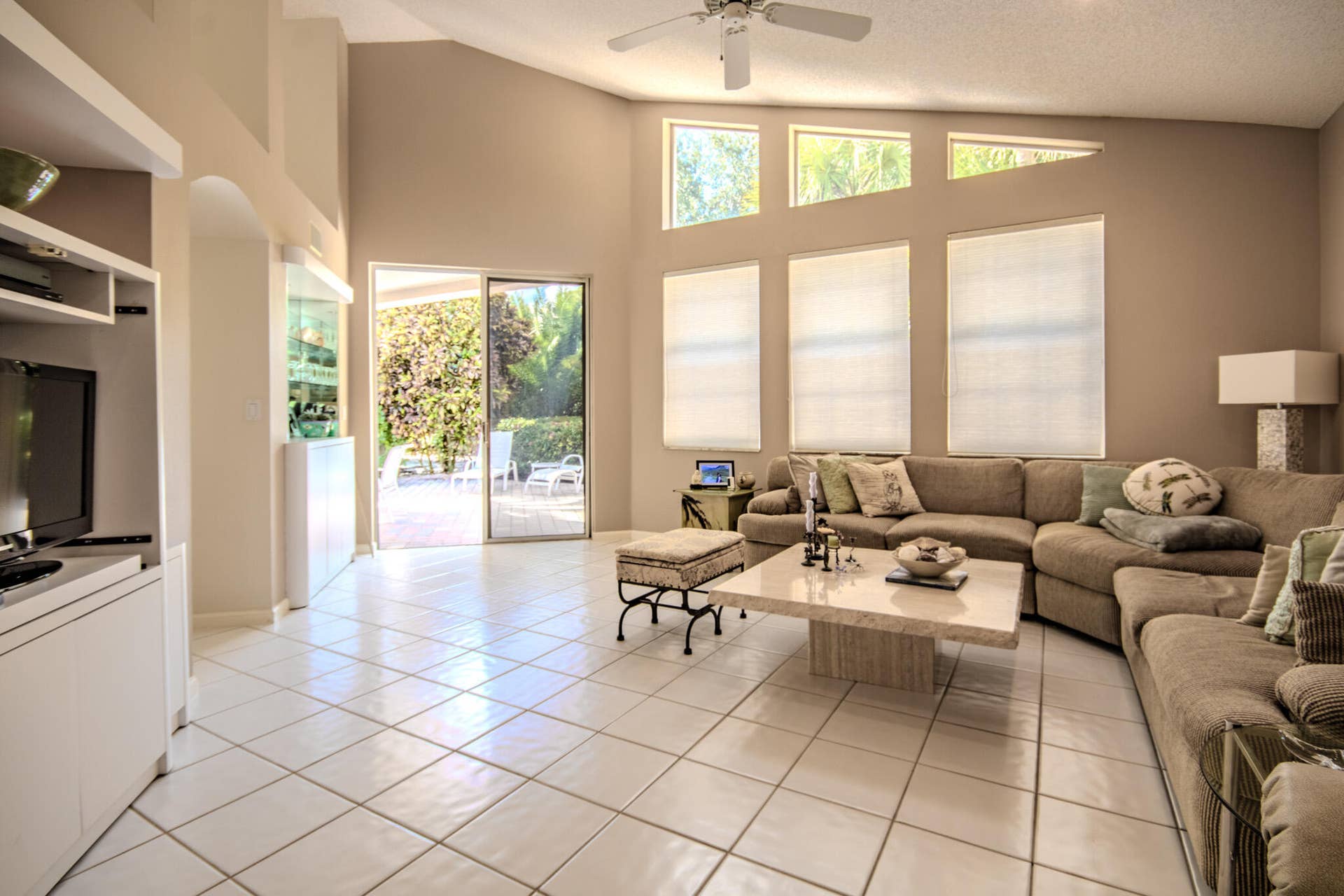 Large family room, built in entertainment area and bar