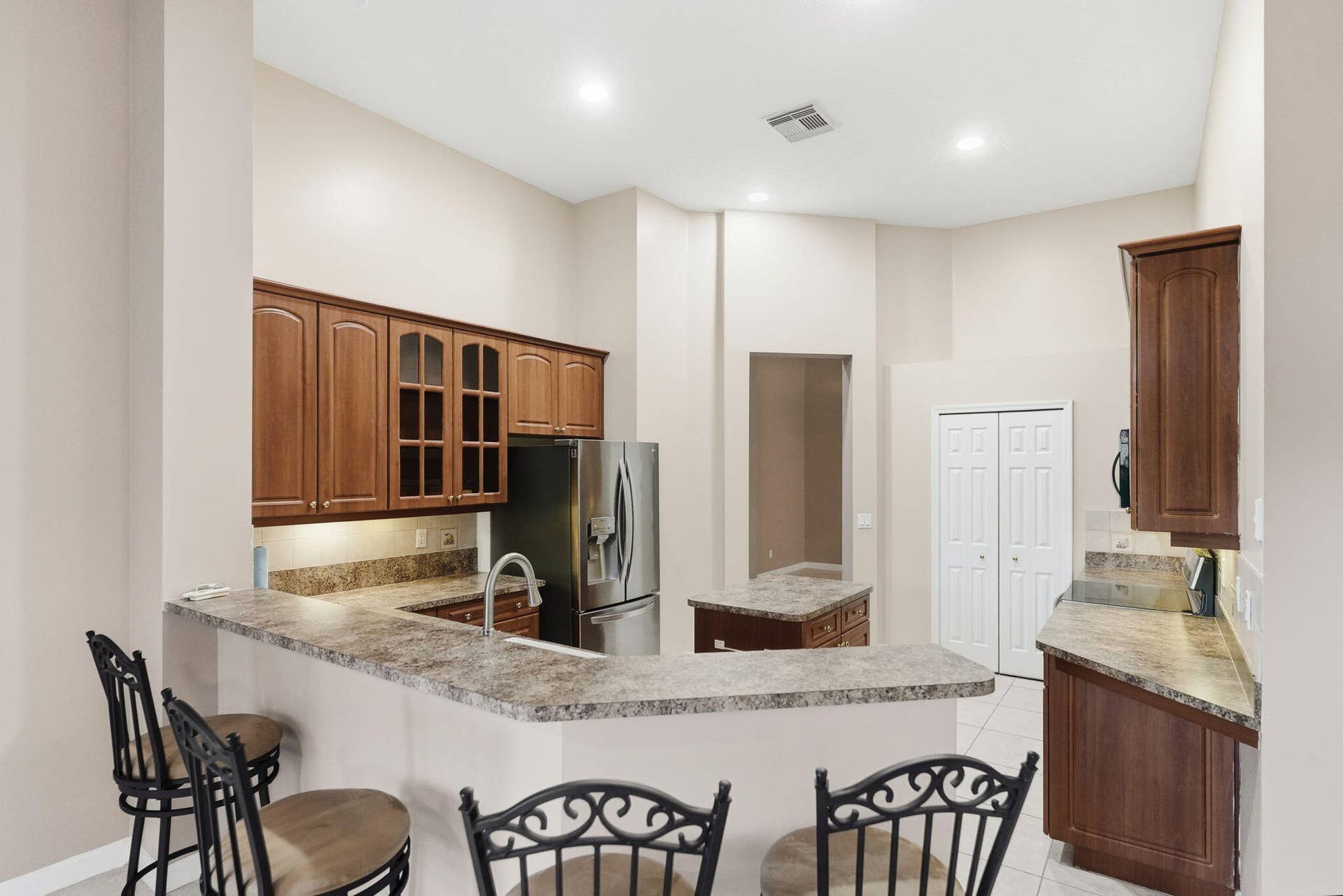 13-web-or-mls-665-sw-lake-charles-cir