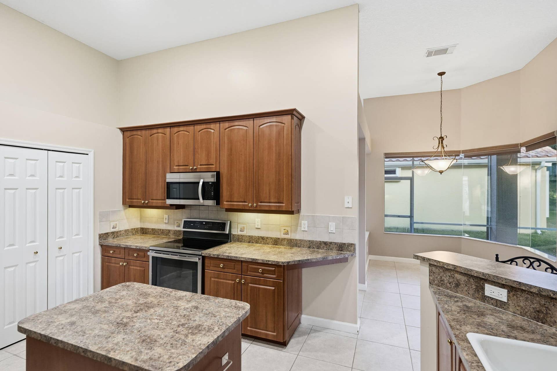 14-web-or-mls-665-sw-lake-charles-cir