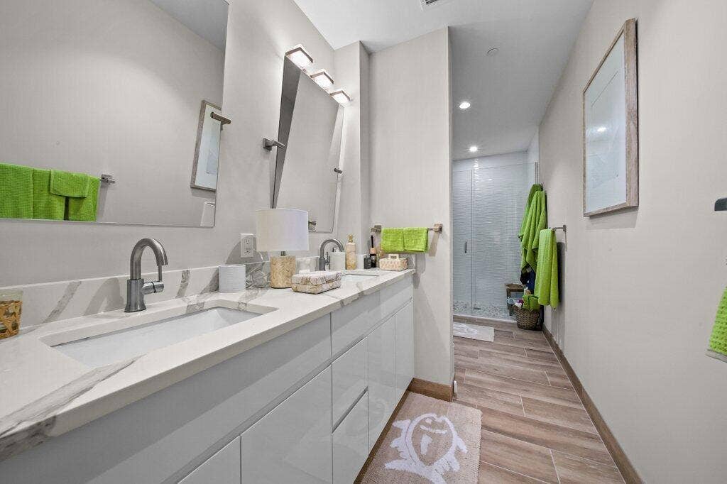 primarybath1.jpg-SMALL