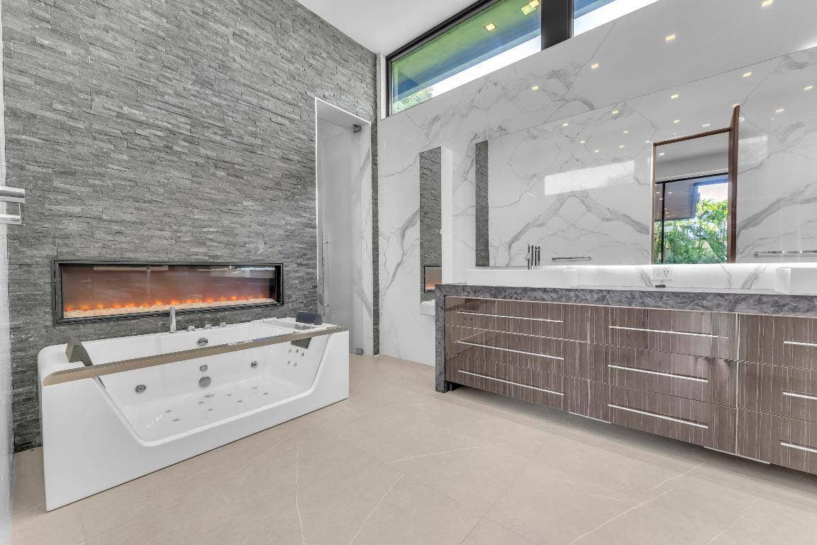 2401 NE 13th Street, Fort Lauderdale, FL 33304 2401 NE 13th Street, Fort Lauderdale, FL 33304