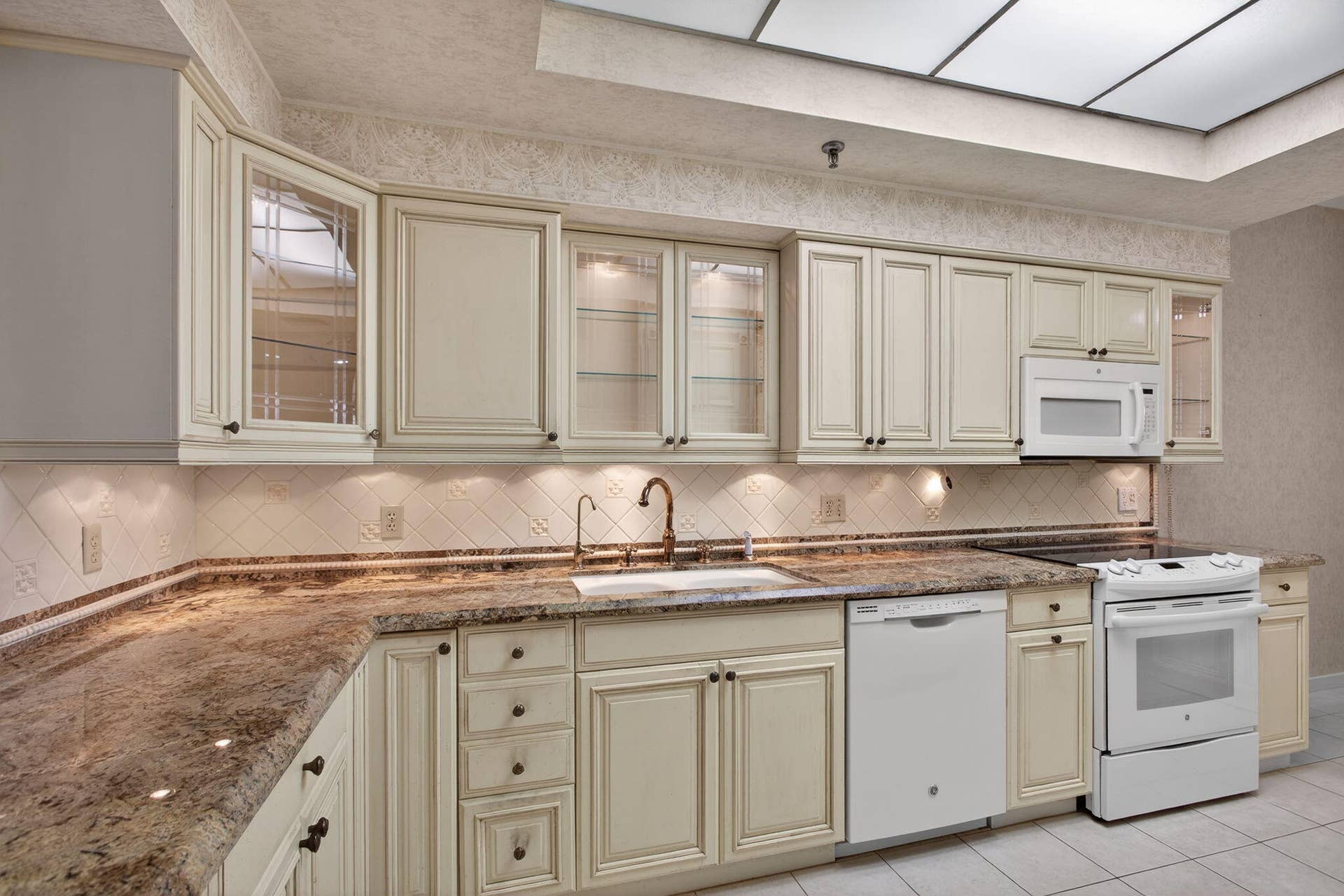 11390 TWELVE OAKS Way, #420, North Palm Beach, FL 33408 Kitchen