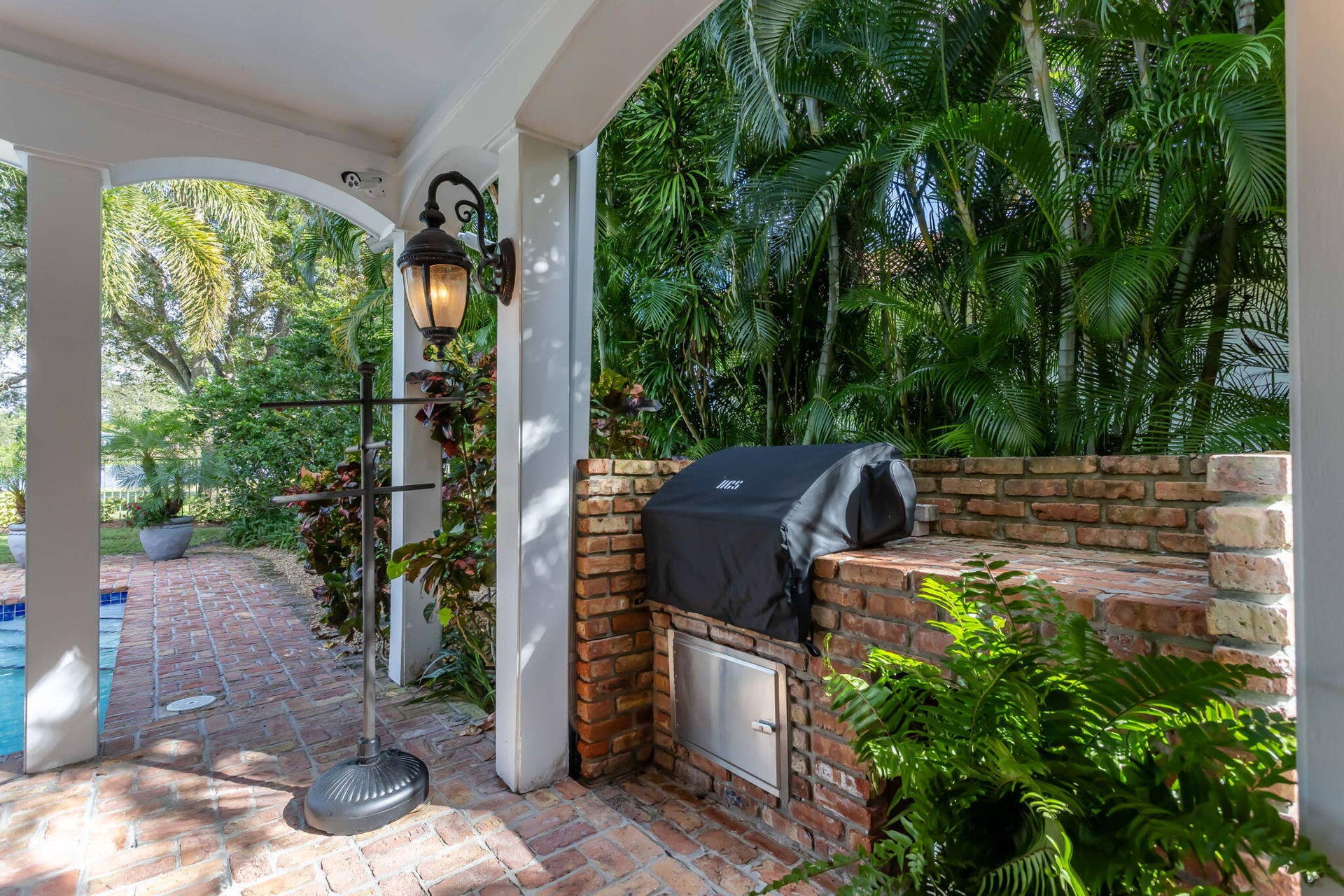 2883 Banyan Boulevard Circle NW, Boca Raton, FL 33431 Outdoor kitchen