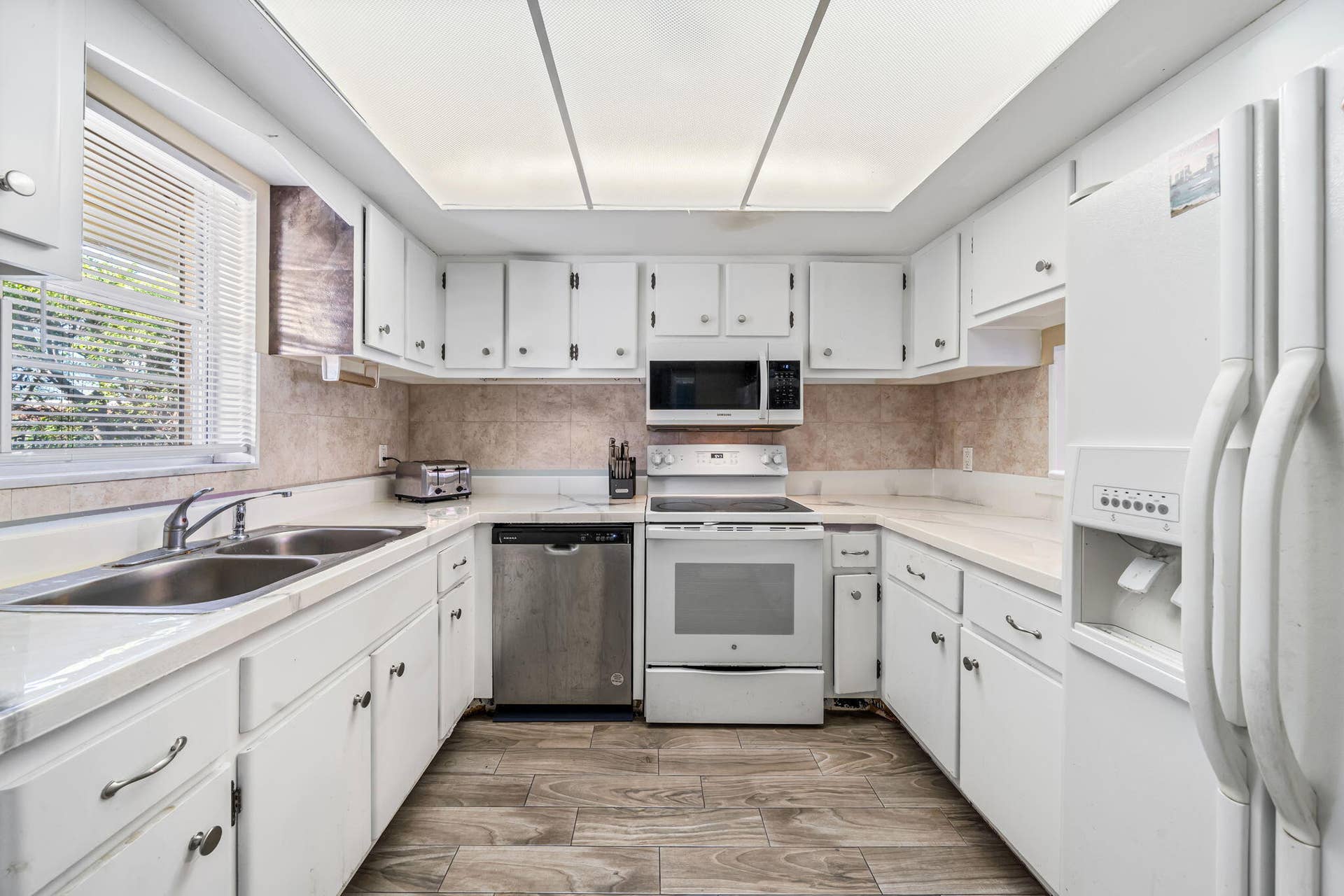 419 S Us Highway 1, #E201, North Palm Beach, FL 33408 Kitchen