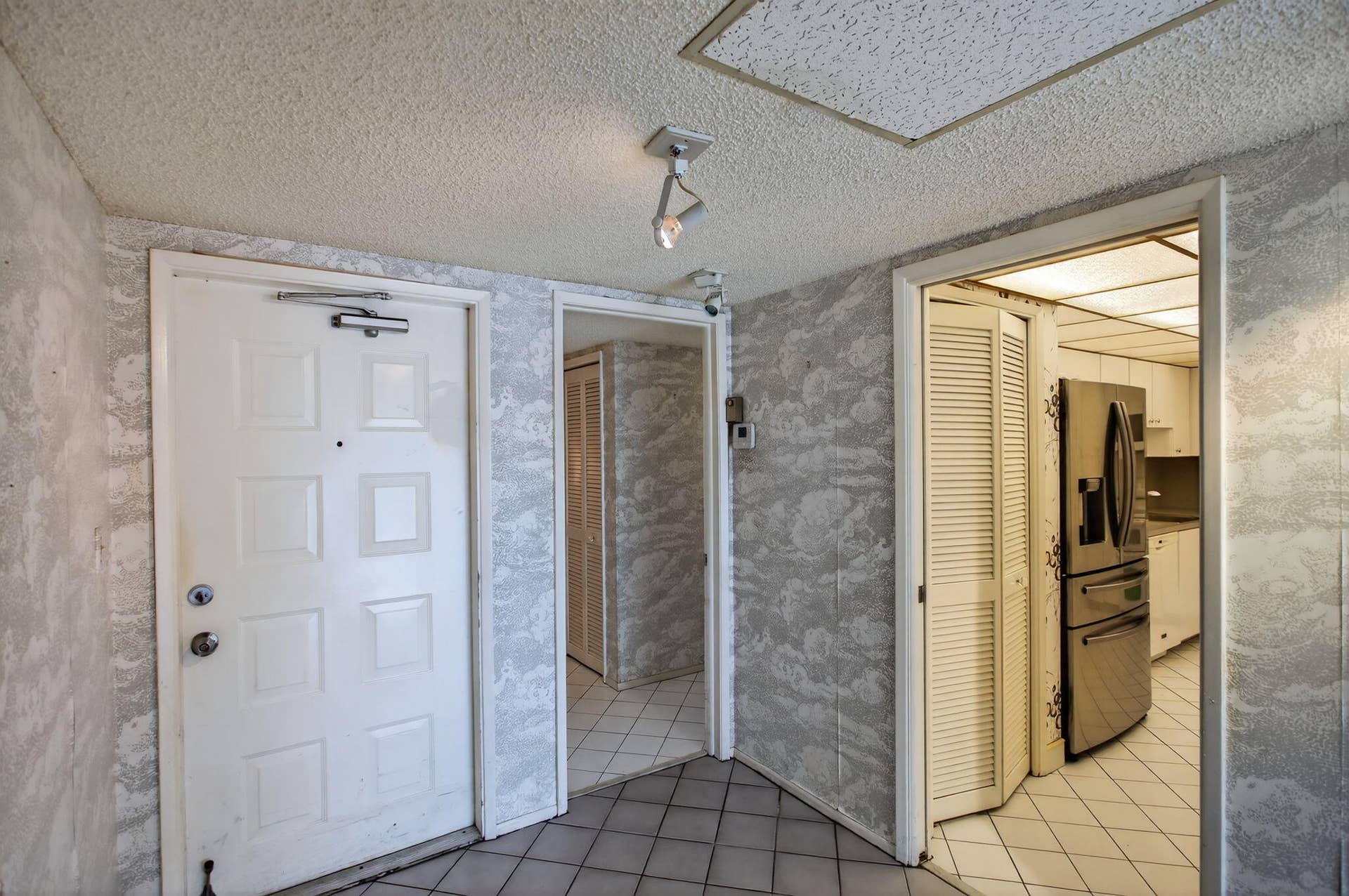 Foyer/Washer Dryer in Closet