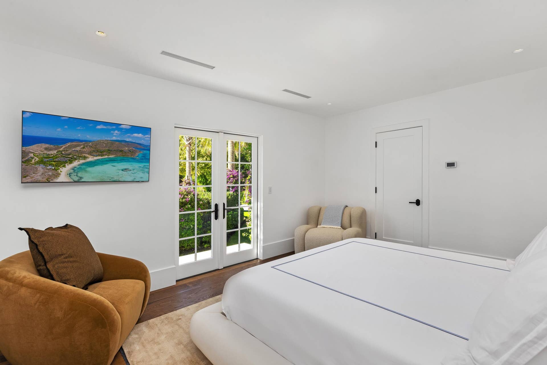 800 S County Road, Palm Beach, FL 33480 GH Bed 1 TV