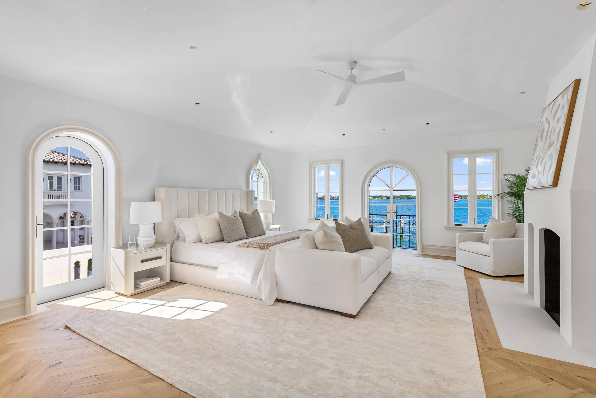 800 S County Road, Palm Beach, FL 33480 Primary Bedroom