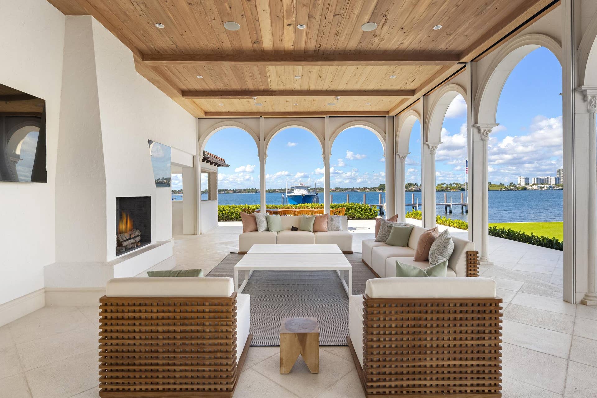 800 S County Road, Palm Beach, FL 33480 Loggia