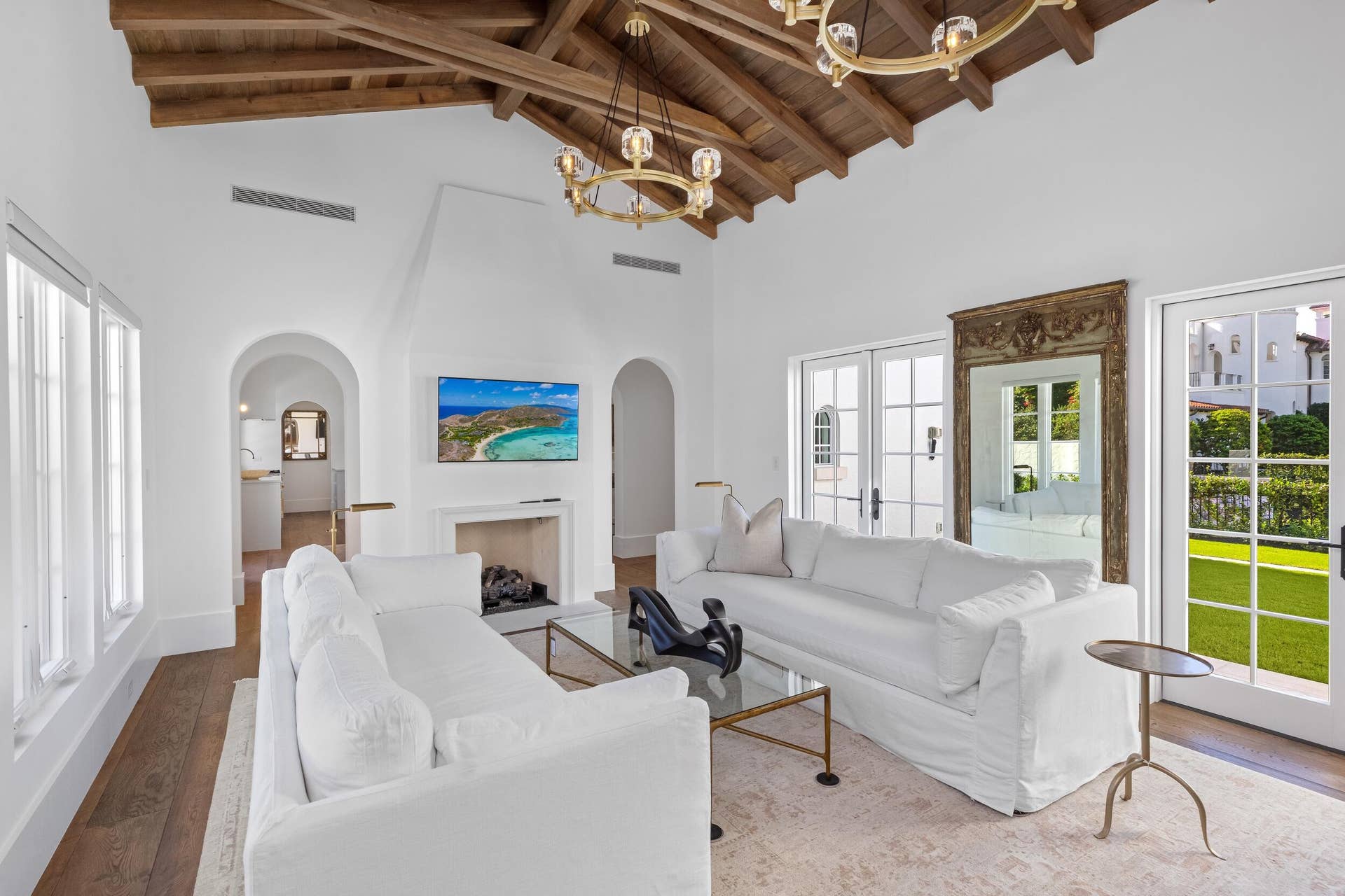800 S County Road, Palm Beach, FL 33480 GH Living Area 3 TV