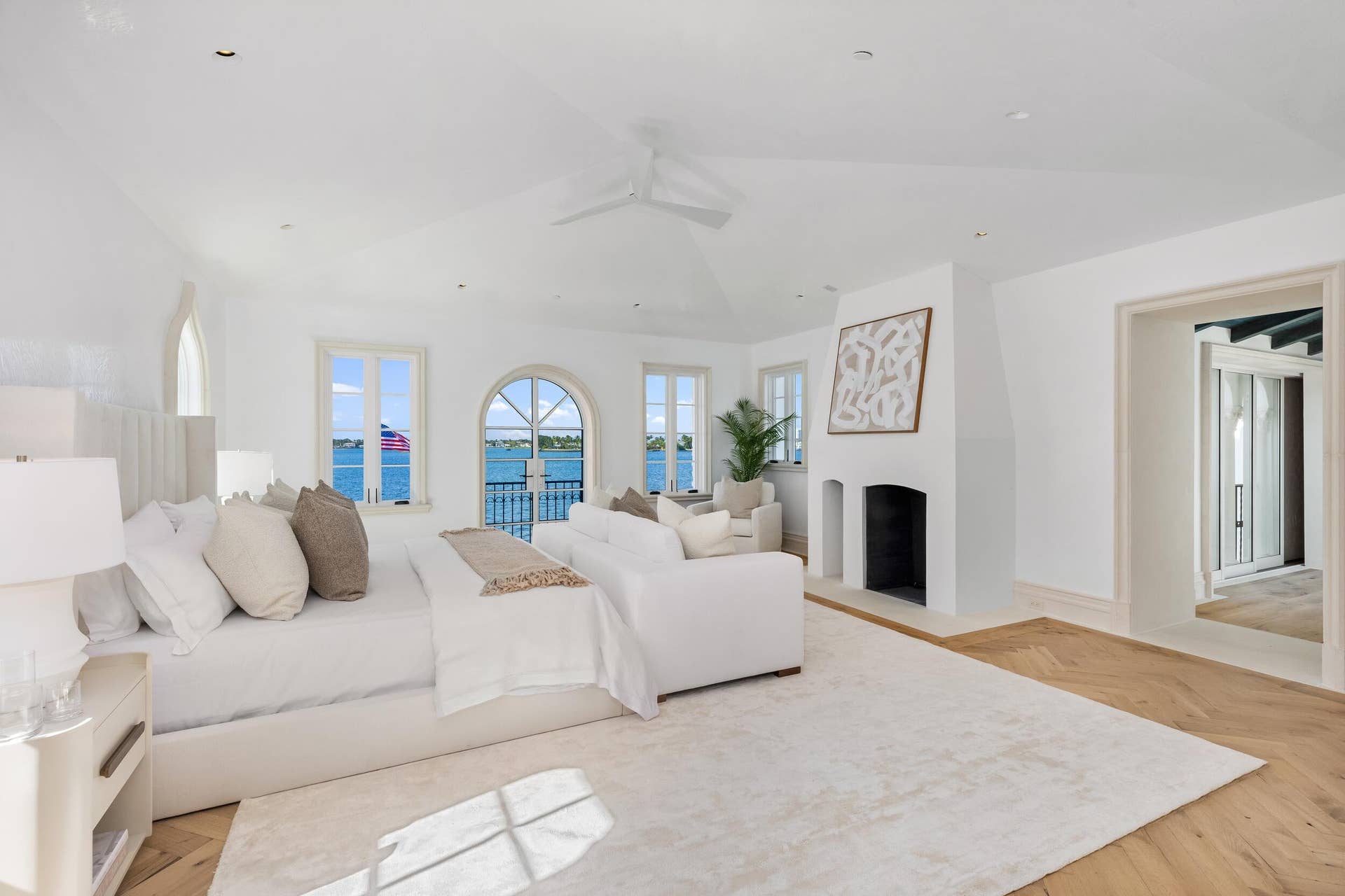 800 S County Road, Palm Beach, FL 33480 Primary Bedroom