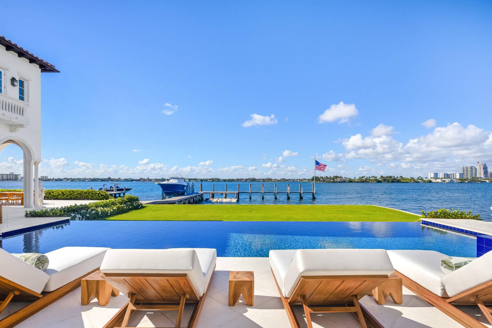 800 S County Road, Palm Beach, FL 33480 Lounges to Pool