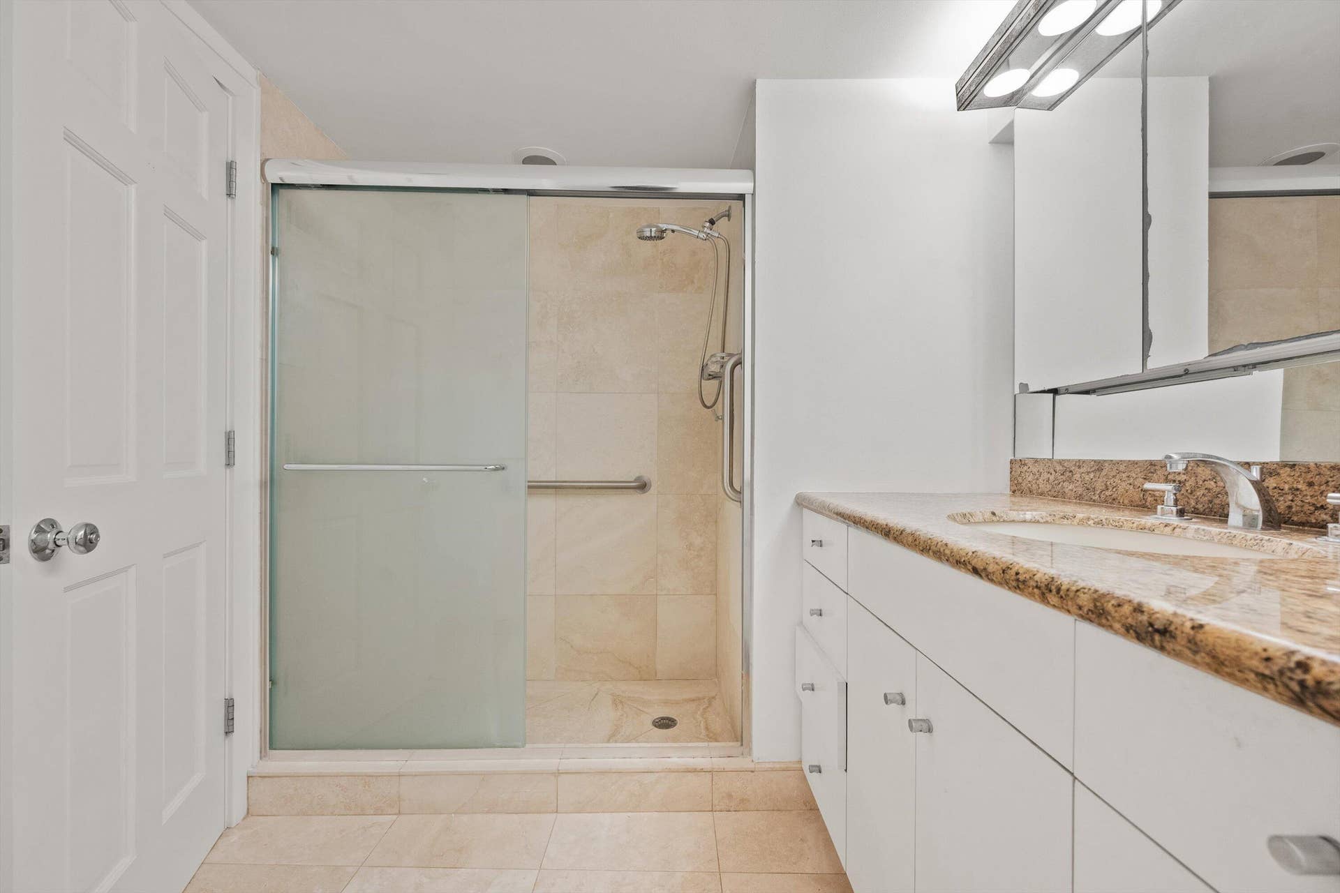 369 S Lake Drive, #2e, Palm Beach, FL 33480 Primary Bath