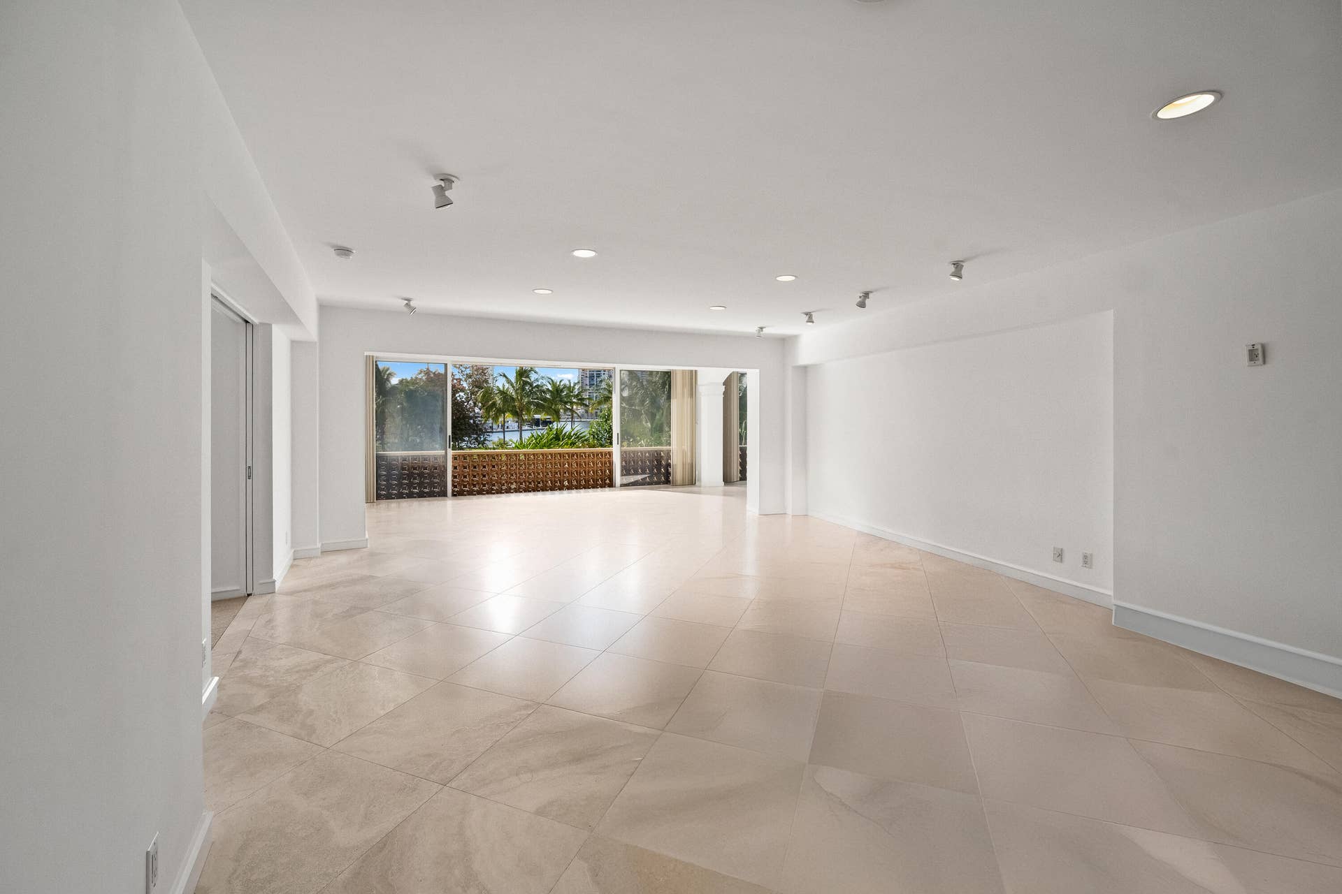 369 S Lake Drive, #2e, Palm Beach, FL 33480 Dining/Living