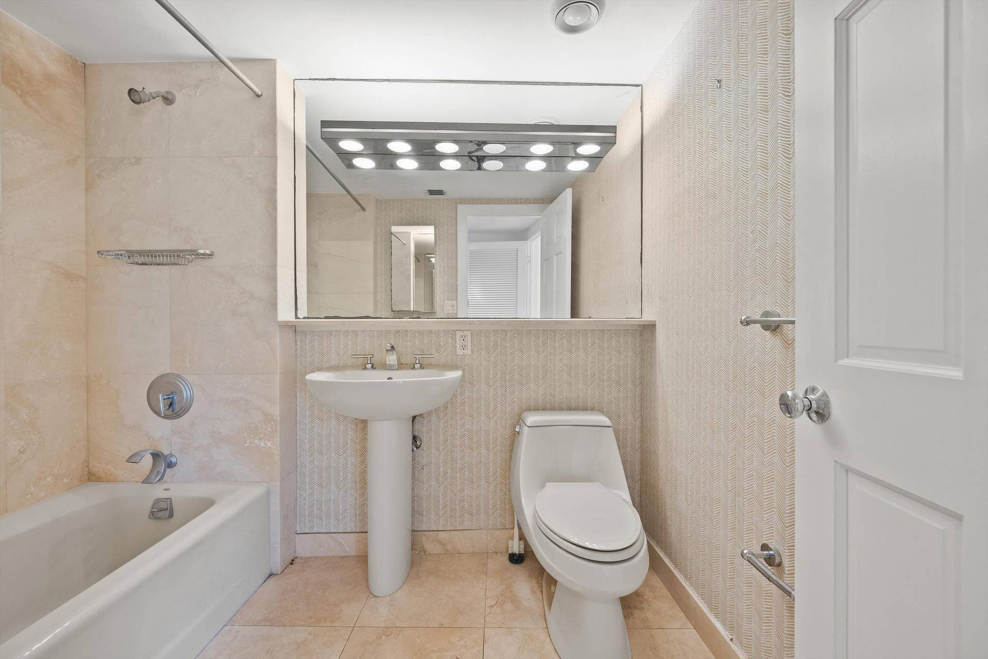 369 S Lake Drive, #2e, Palm Beach, FL 33480 2nd Bath