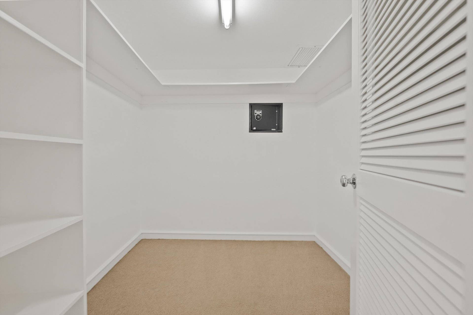 369 S Lake Drive, #2e, Palm Beach, FL 33480 Primary Walk In Closet