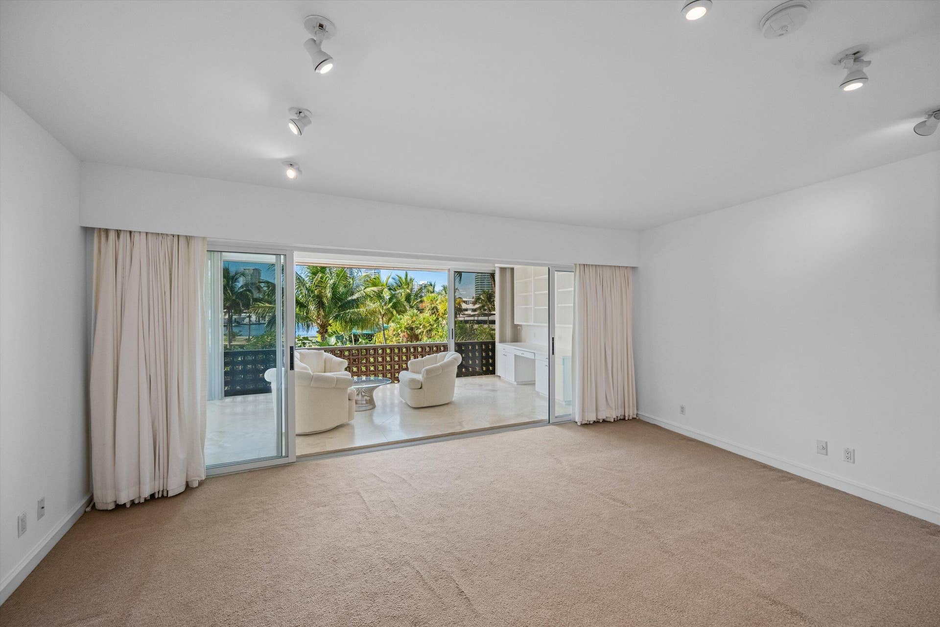 369 S Lake Drive, #2e, Palm Beach, FL 33480 Primary Bedroom