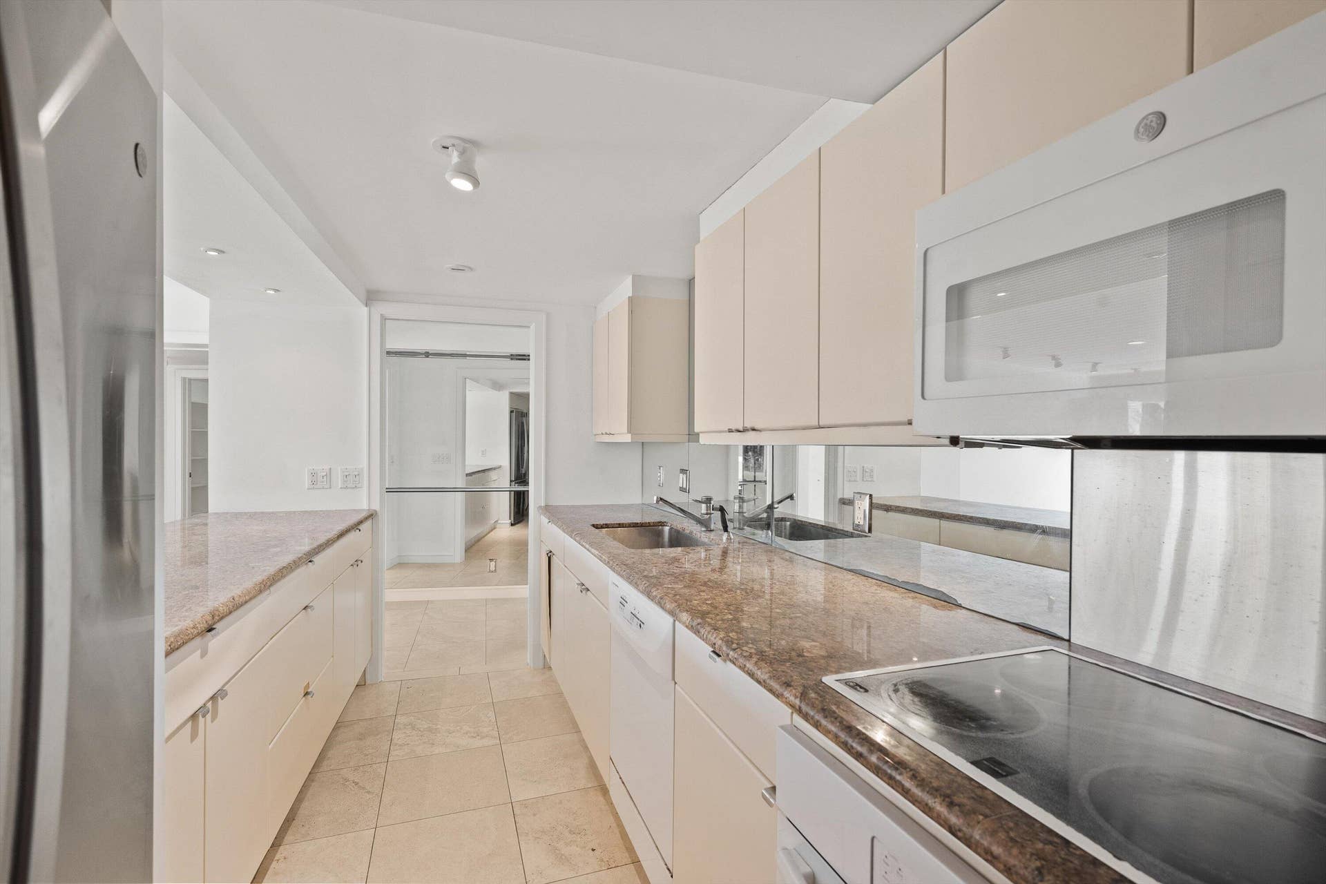 369 S Lake Drive, #2e, Palm Beach, FL 33480 Kitchen