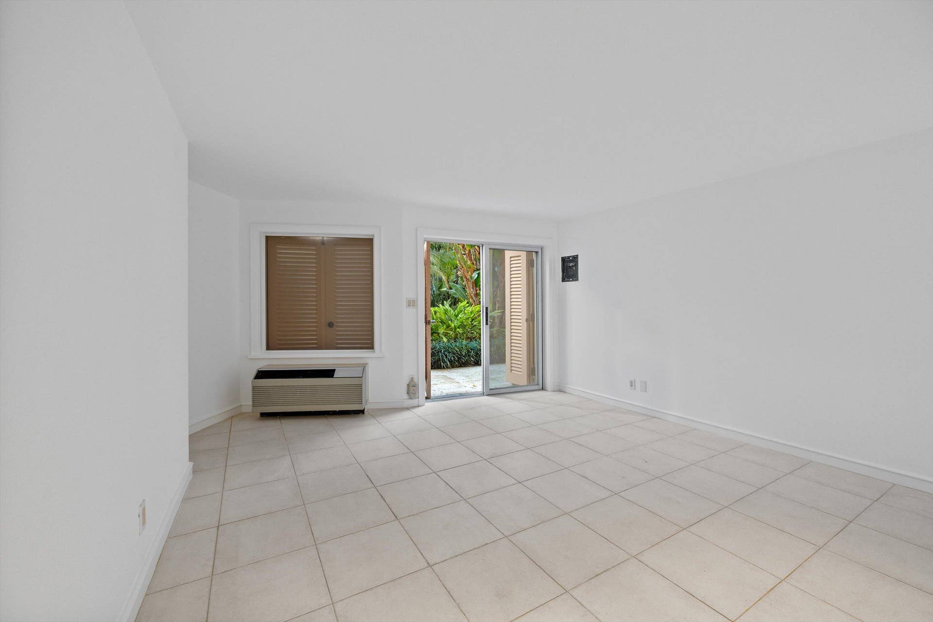 369 S Lake Drive, #2e, Palm Beach, FL 33480 Poolside Cabana