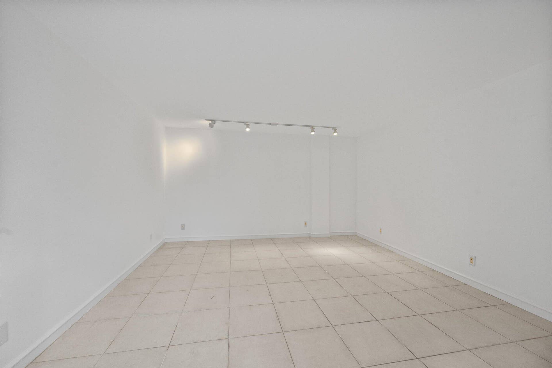 369 S Lake Drive, #2e, Palm Beach, FL 33480 Poolside Cabana