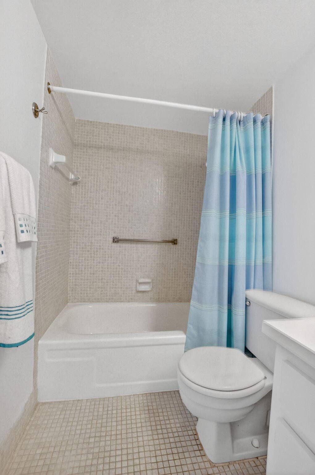 4008 Hythe A, Boca Raton, FL 33434 Main Bathroom