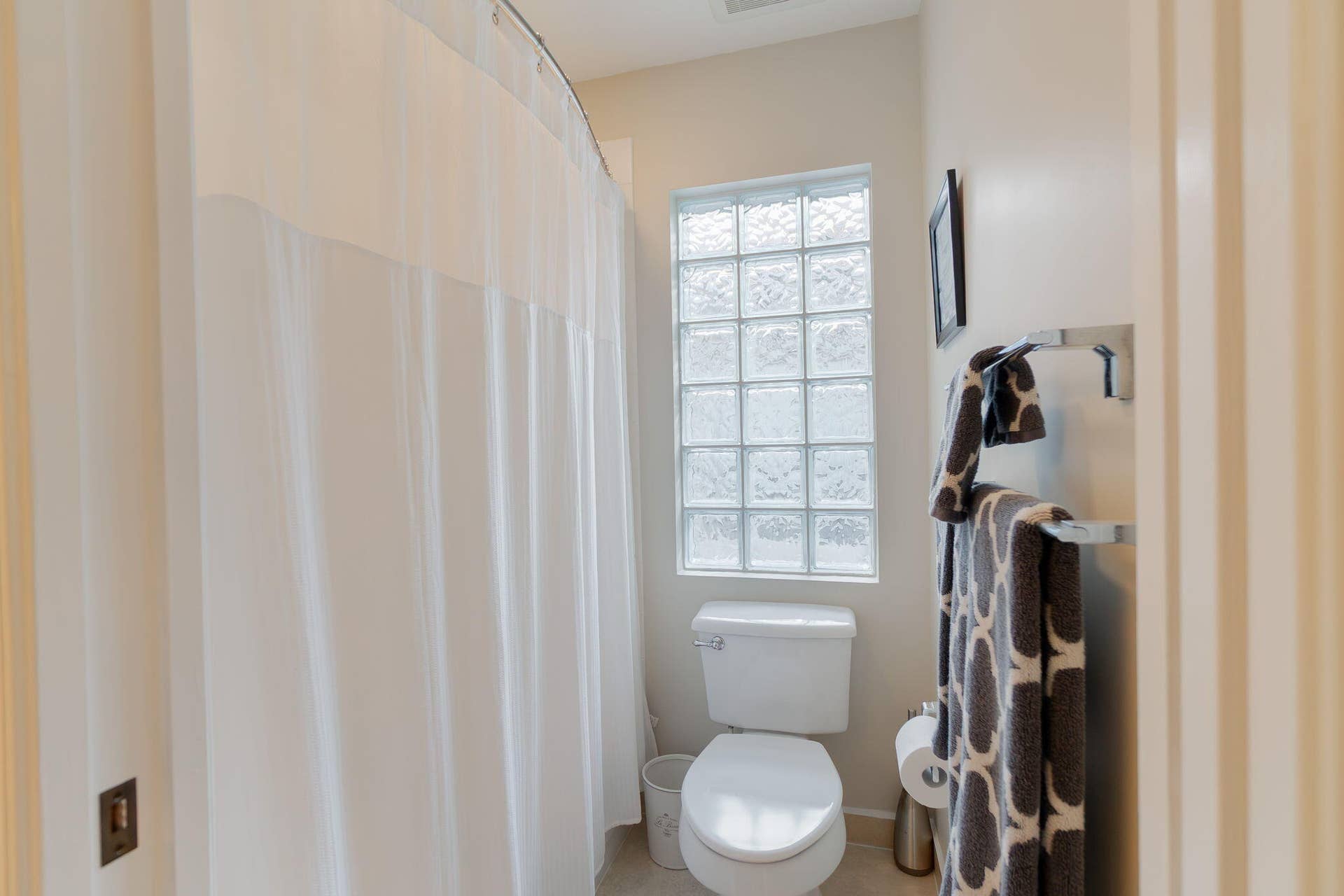 1004 Center Stone Lane, Riviera Beach, FL 33404 Guest Bathroom