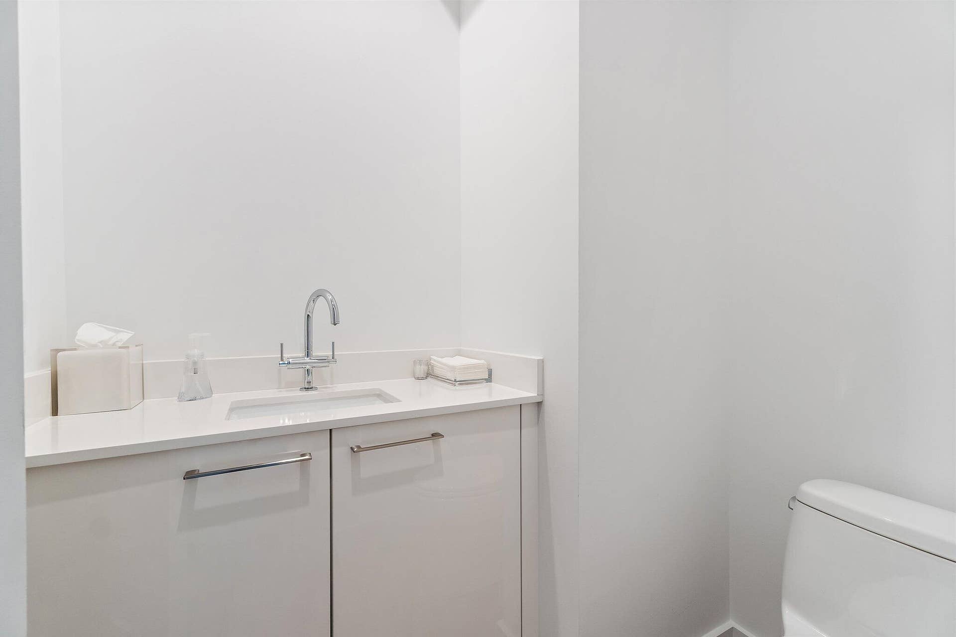 3 Water Club Way, #1902, North Palm Beach, FL 33408 North Powder Room
