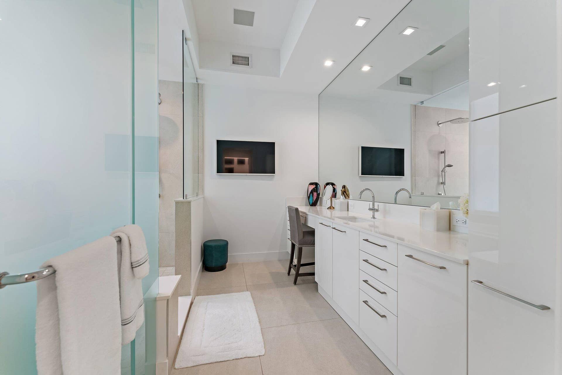 3 Water Club Way, #1902, North Palm Beach, FL 33408 Her Bath