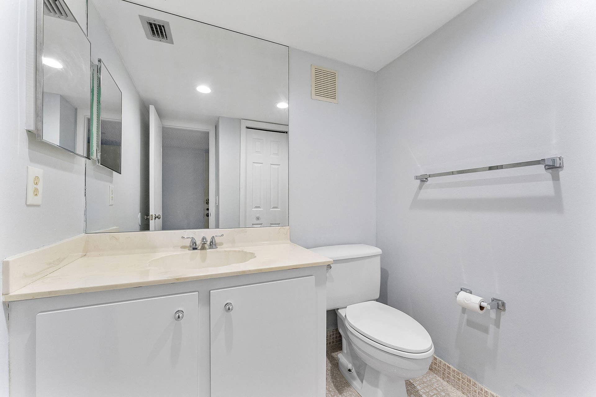 16475 Golf Club Road, #207, Weston, FL 33326 Half Bathroom/ Powder room