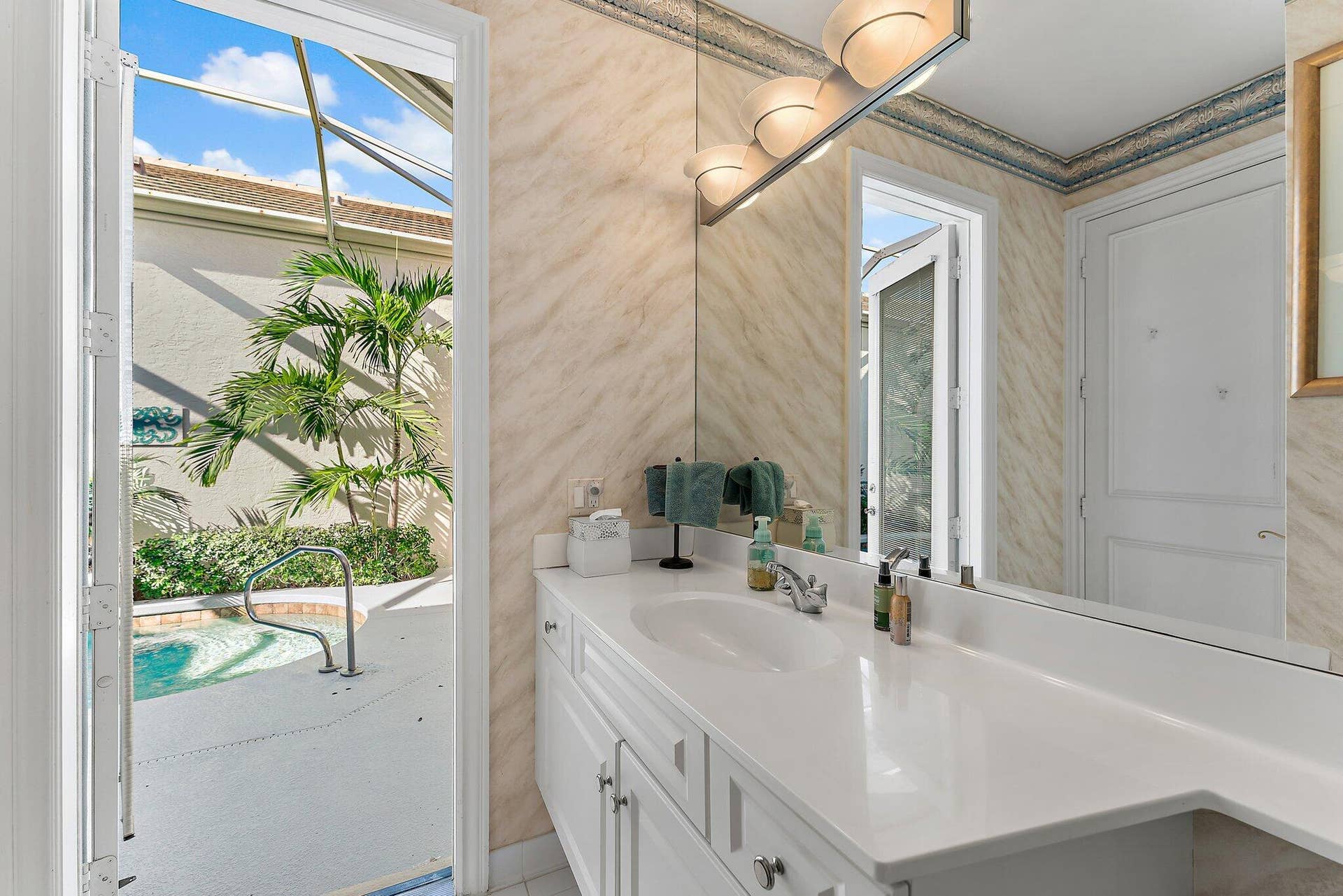 12020 SE Birkdale Run, Jupiter, FL 33469 Guest Bath-Down