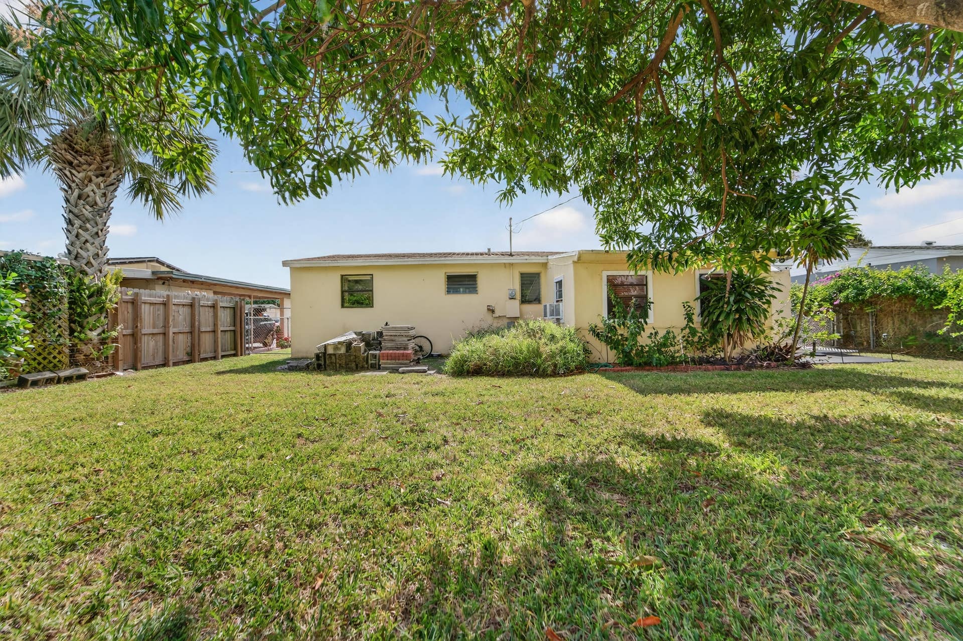 2105 Worthington Road, West Palm Beach, FL 33409 010526-33