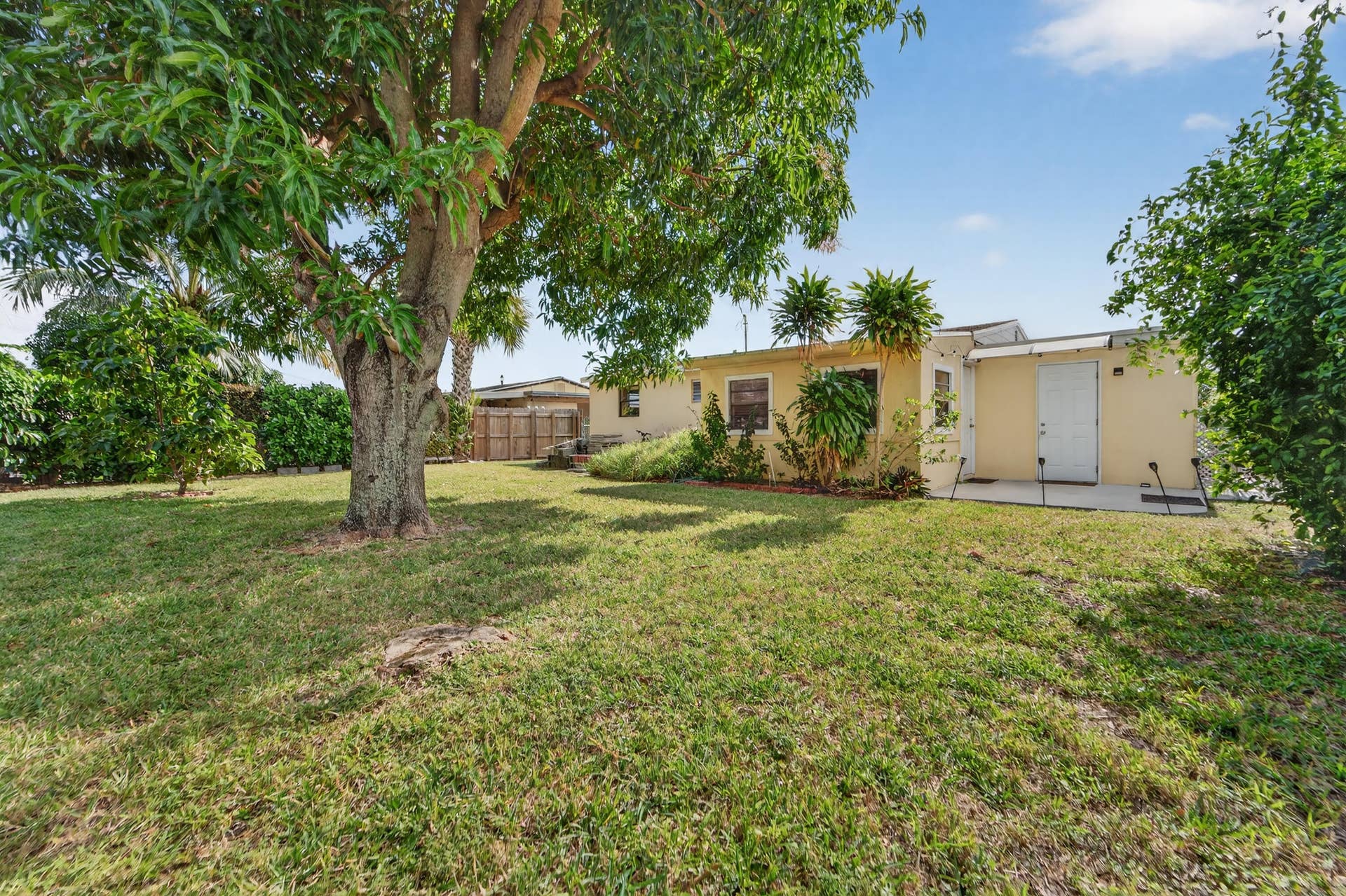 2105 Worthington Road, West Palm Beach, FL 33409 010526-36