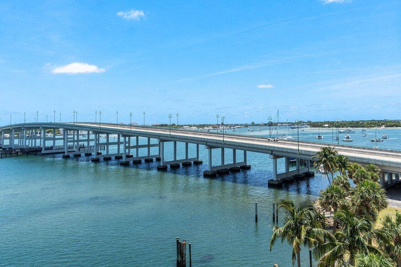 2640 Lake Shore Drive, #614, Riviera Beach, FL 33404 Minutes to Singer Island