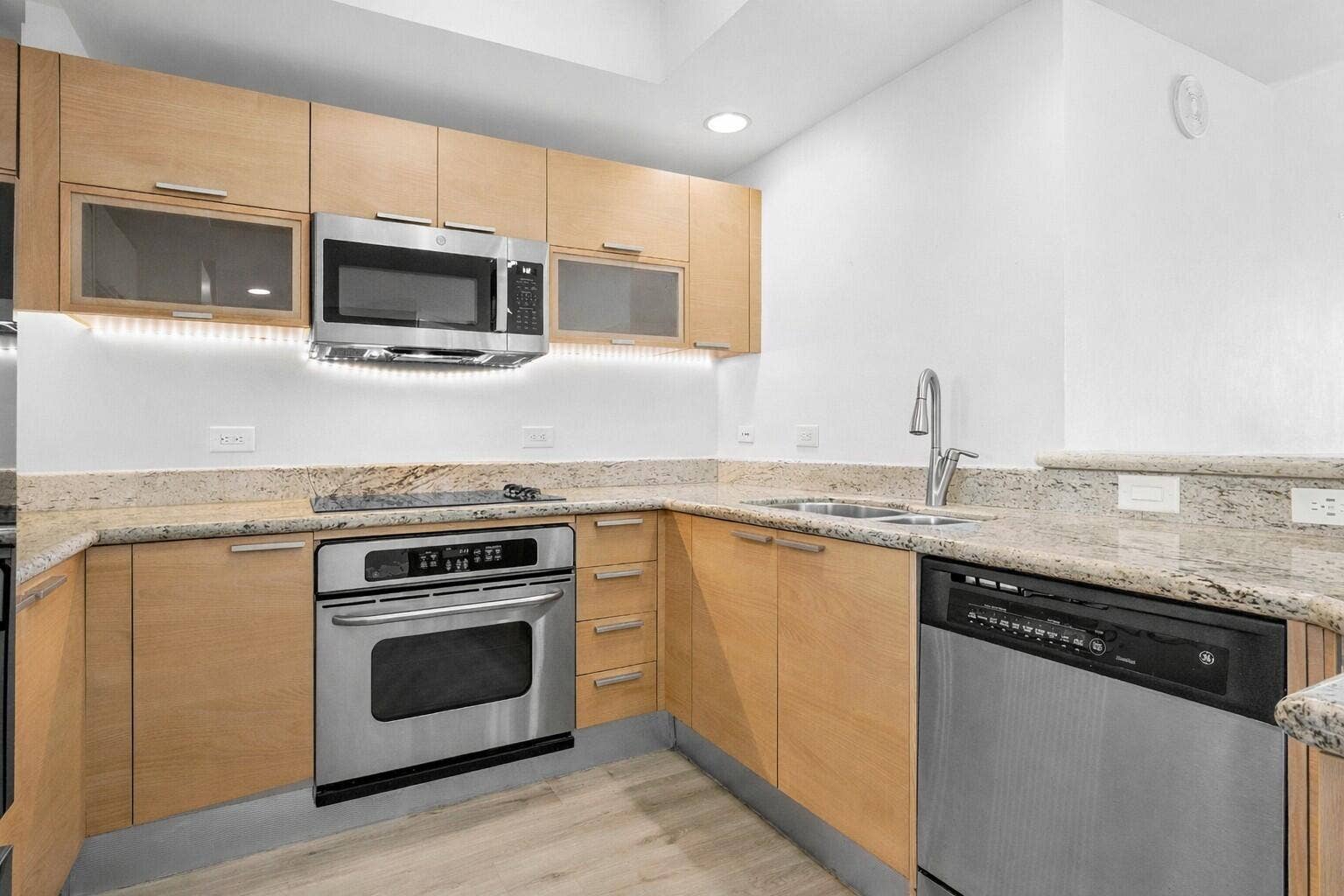 2640 Lake Shore Drive, #614, Riviera Beach, FL 33404 Open Kitchen