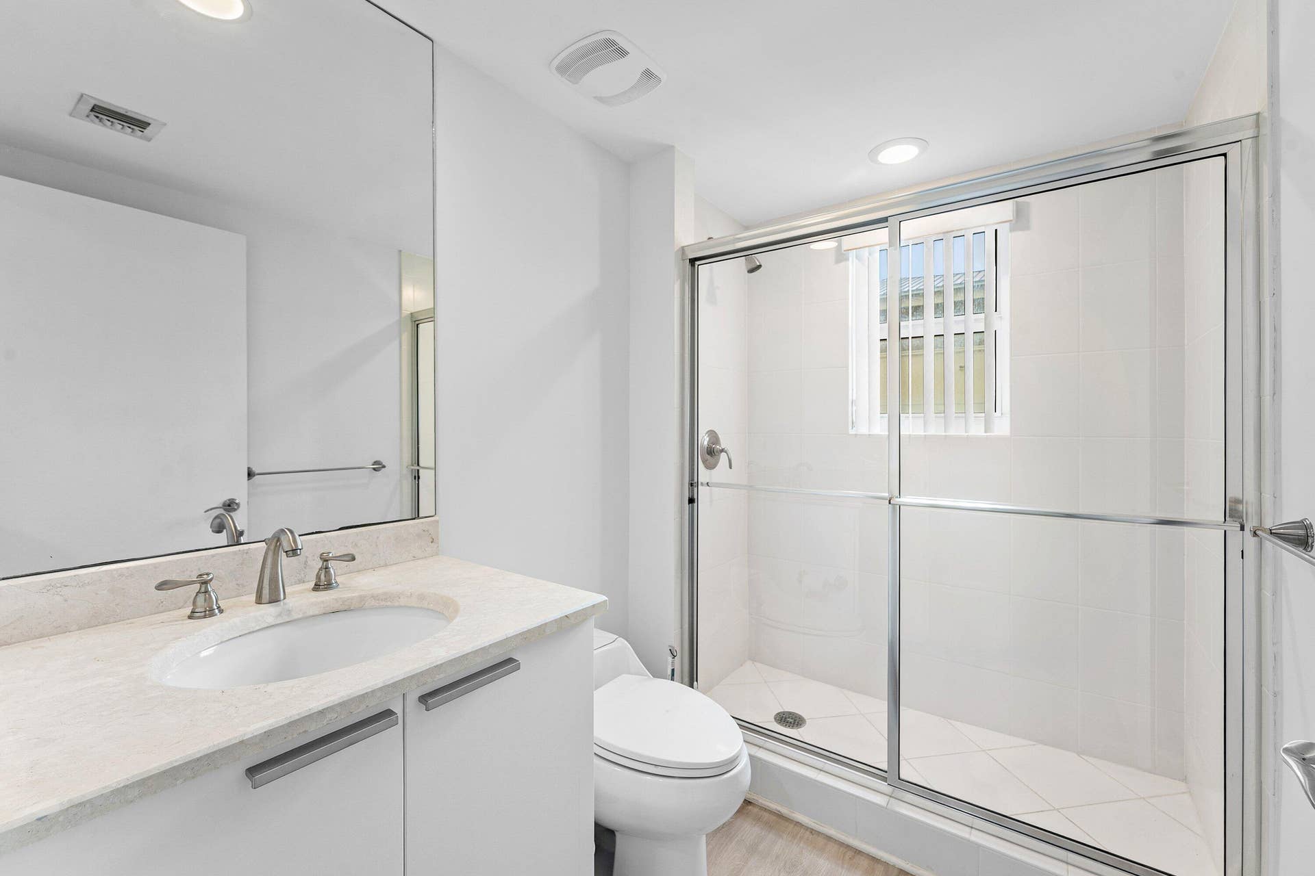 2640 Lake Shore Drive, #614, Riviera Beach, FL 33404 Guest Bath
