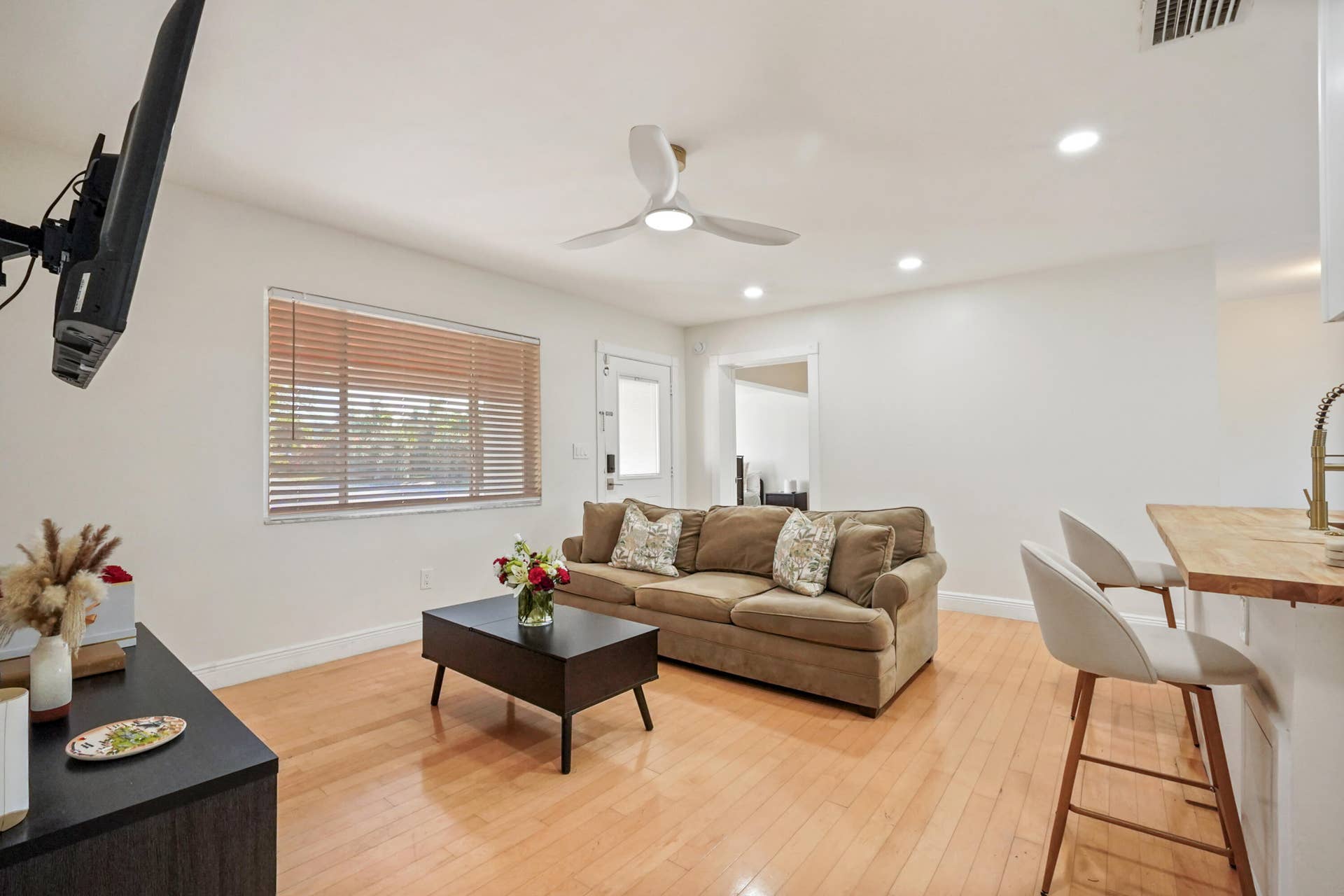1401 NE 14th Street, Fort Lauderdale, FL 33304 08 Living Room 03