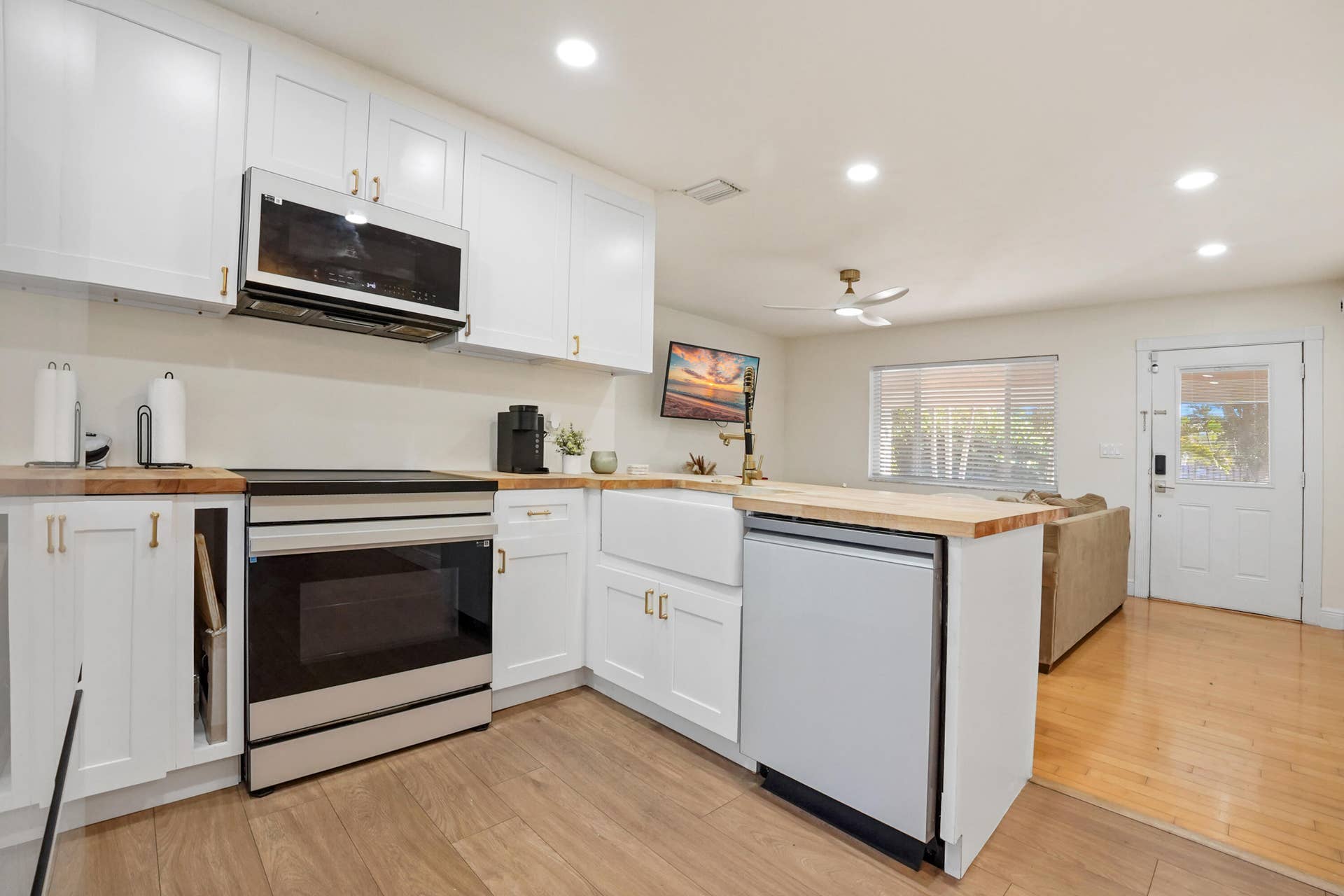 1401 NE 14th Street, Fort Lauderdale, FL 33304 18 Kitchen 03
