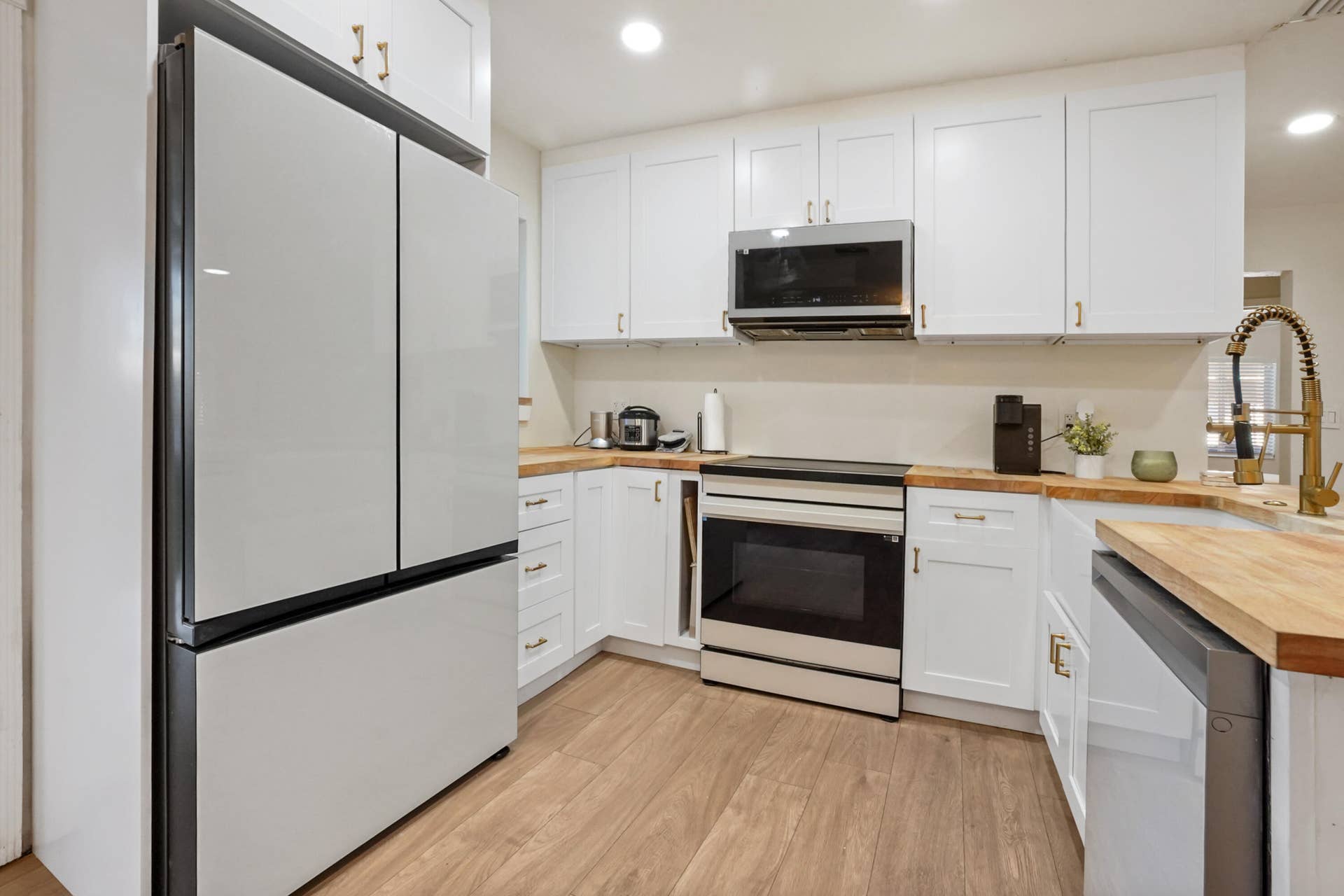 1401 NE 14th Street, Fort Lauderdale, FL 33304 17 Kitchen 02