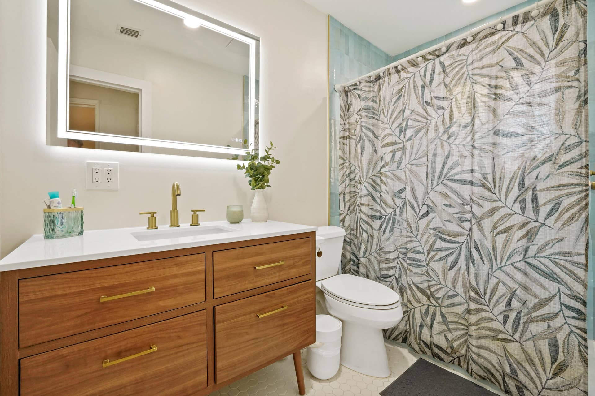 1401 NE 14th Street, Fort Lauderdale, FL 33304 28 Bathroom 01
