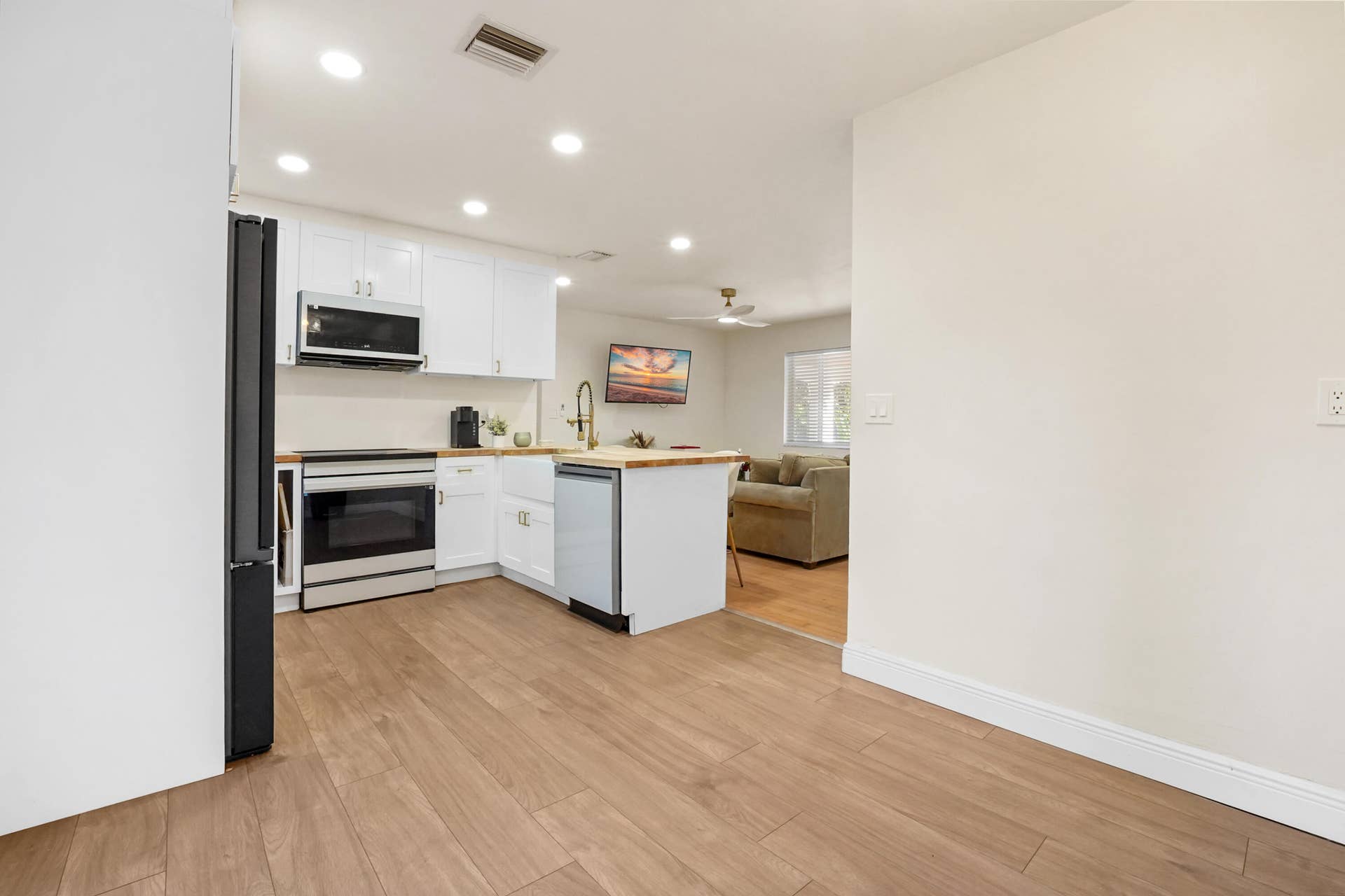 1401 NE 14th Street, Fort Lauderdale, FL 33304 16 Kitchen 01