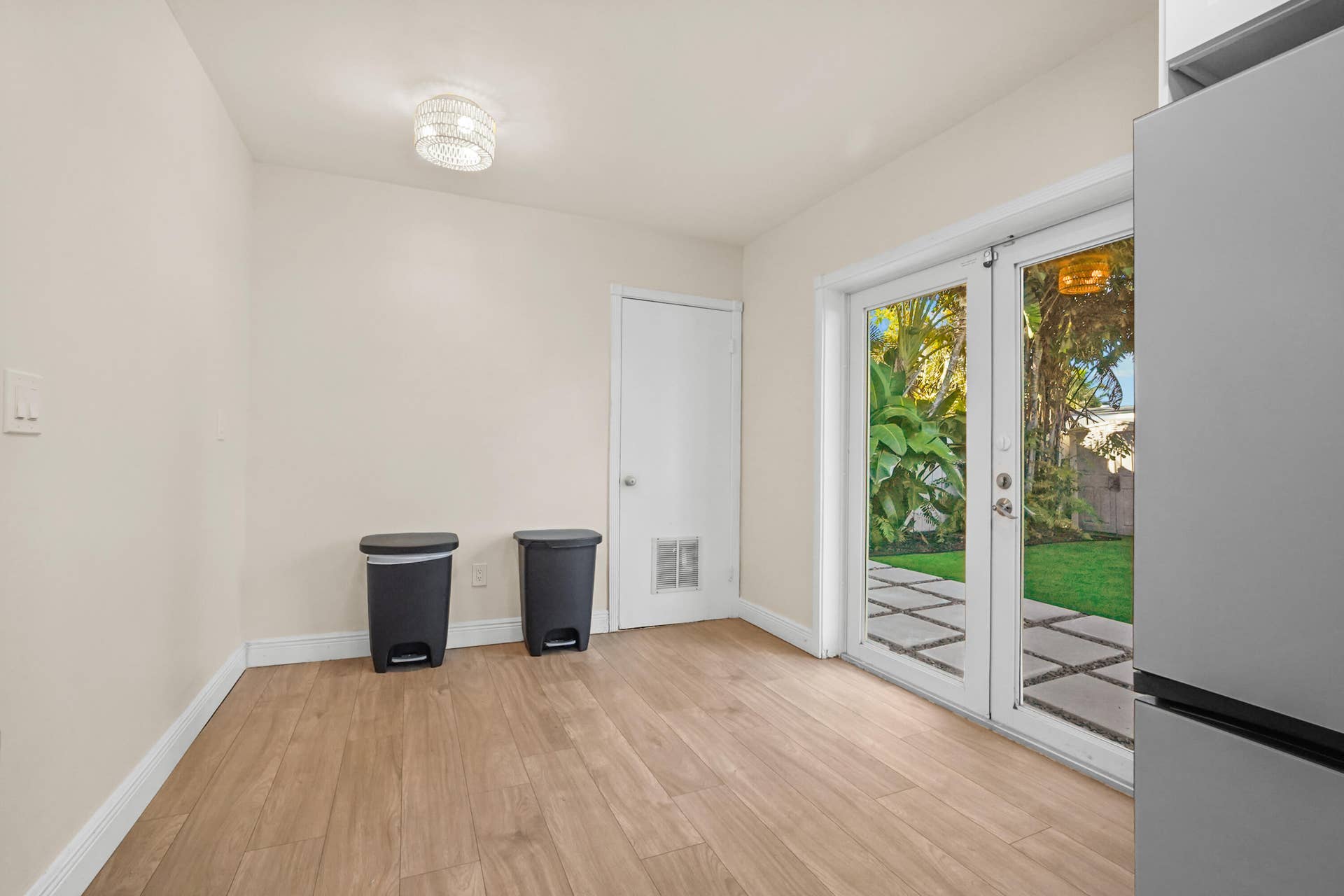 1401 NE 14th Street, Fort Lauderdale, FL 33304 21 Dining Room 01