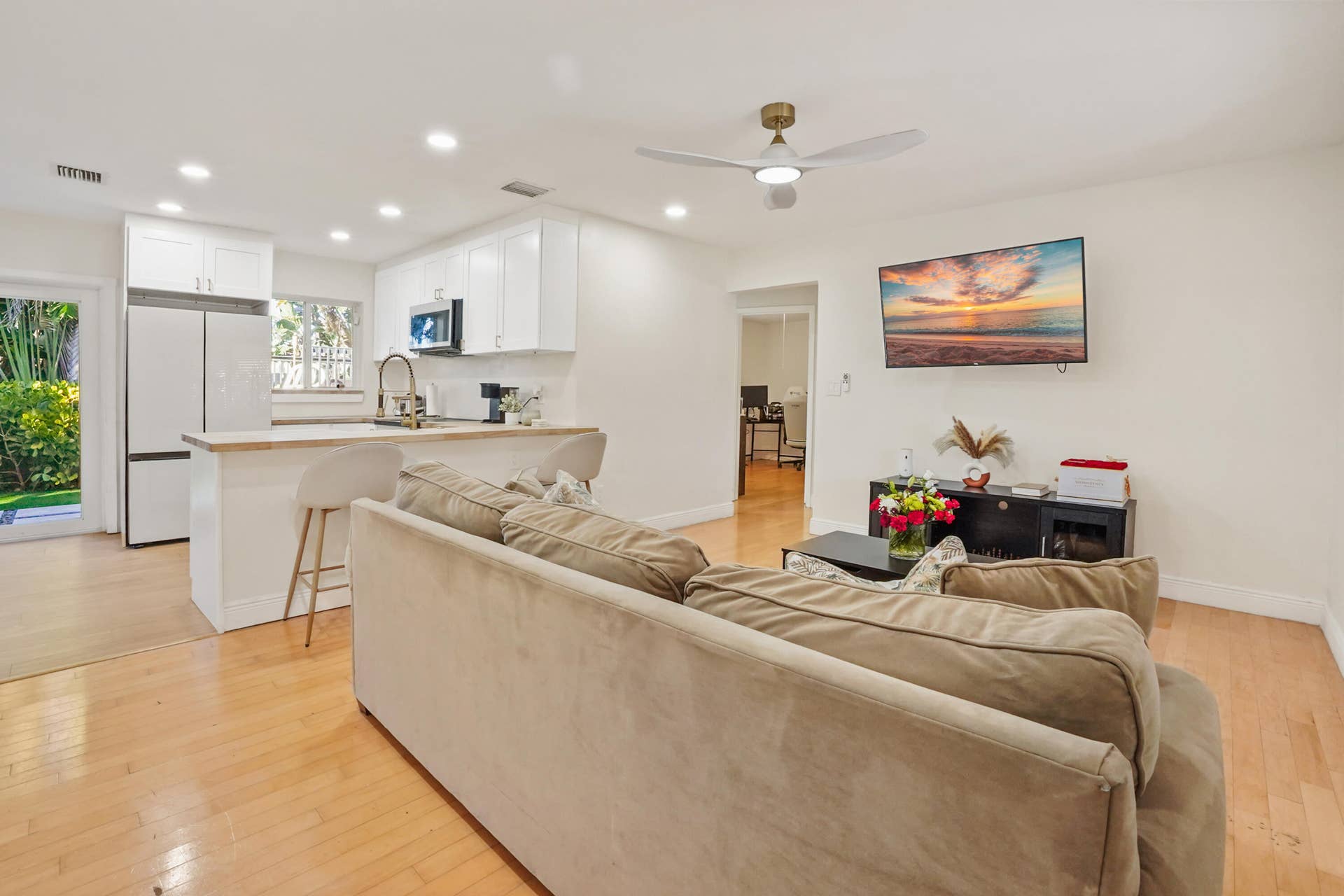 1401 NE 14th Street, Fort Lauderdale, FL 33304 06 Living Room 01