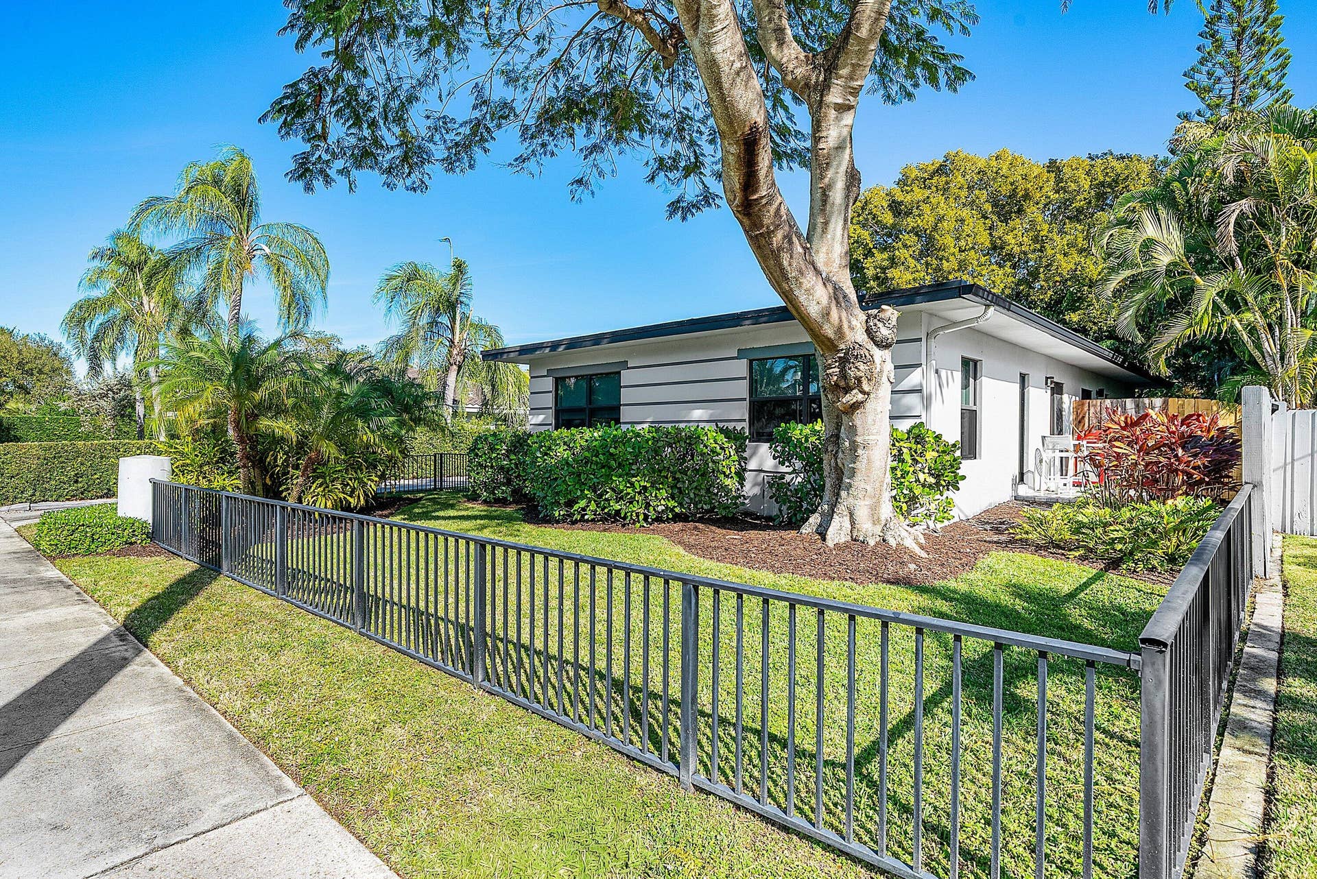 215 N Swinton Avenue, Delray Beach, FL 33444 A FENCED YARD