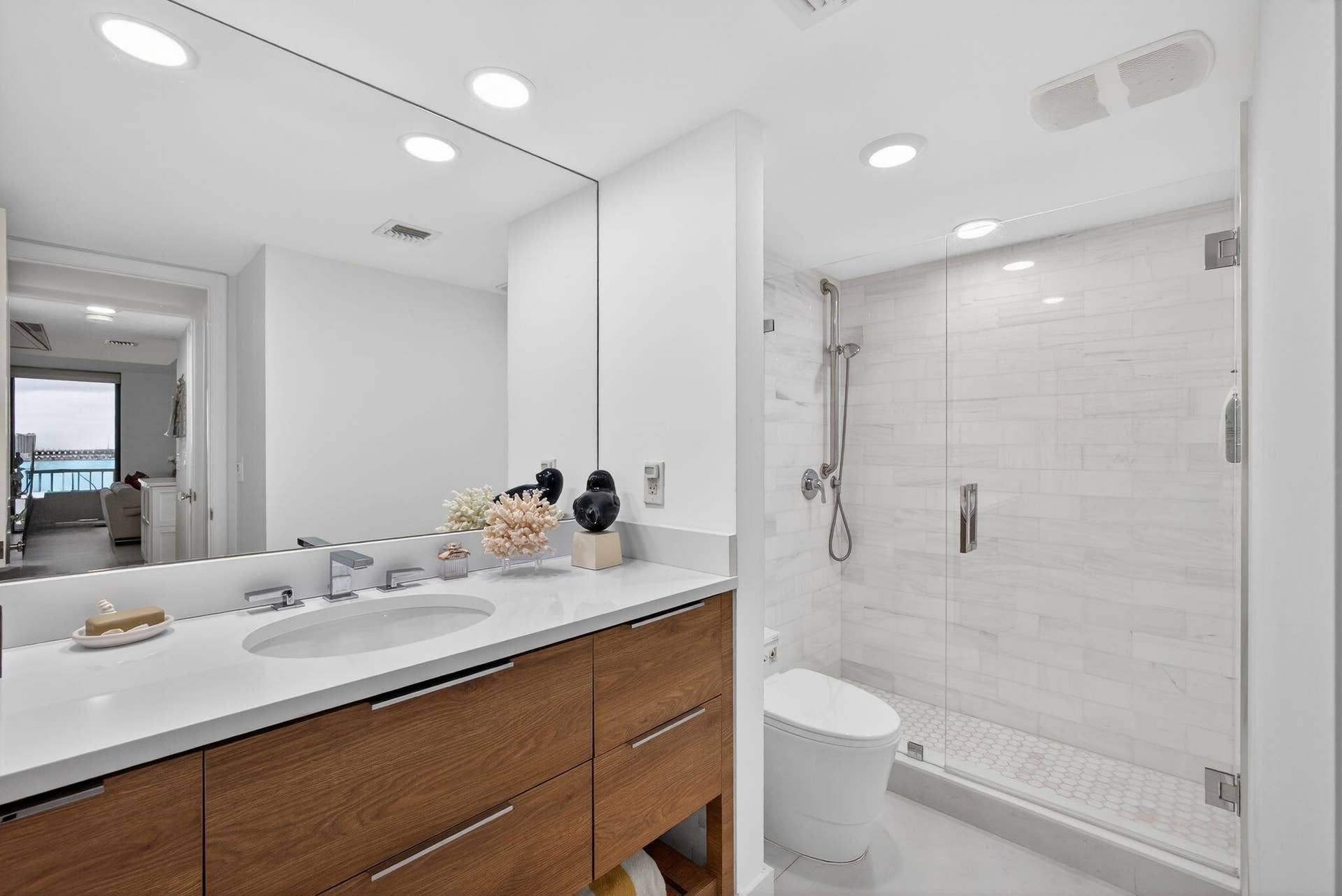 5540 N Ocean Drive, #14b, Singer Island, FL 33404 Master Bath